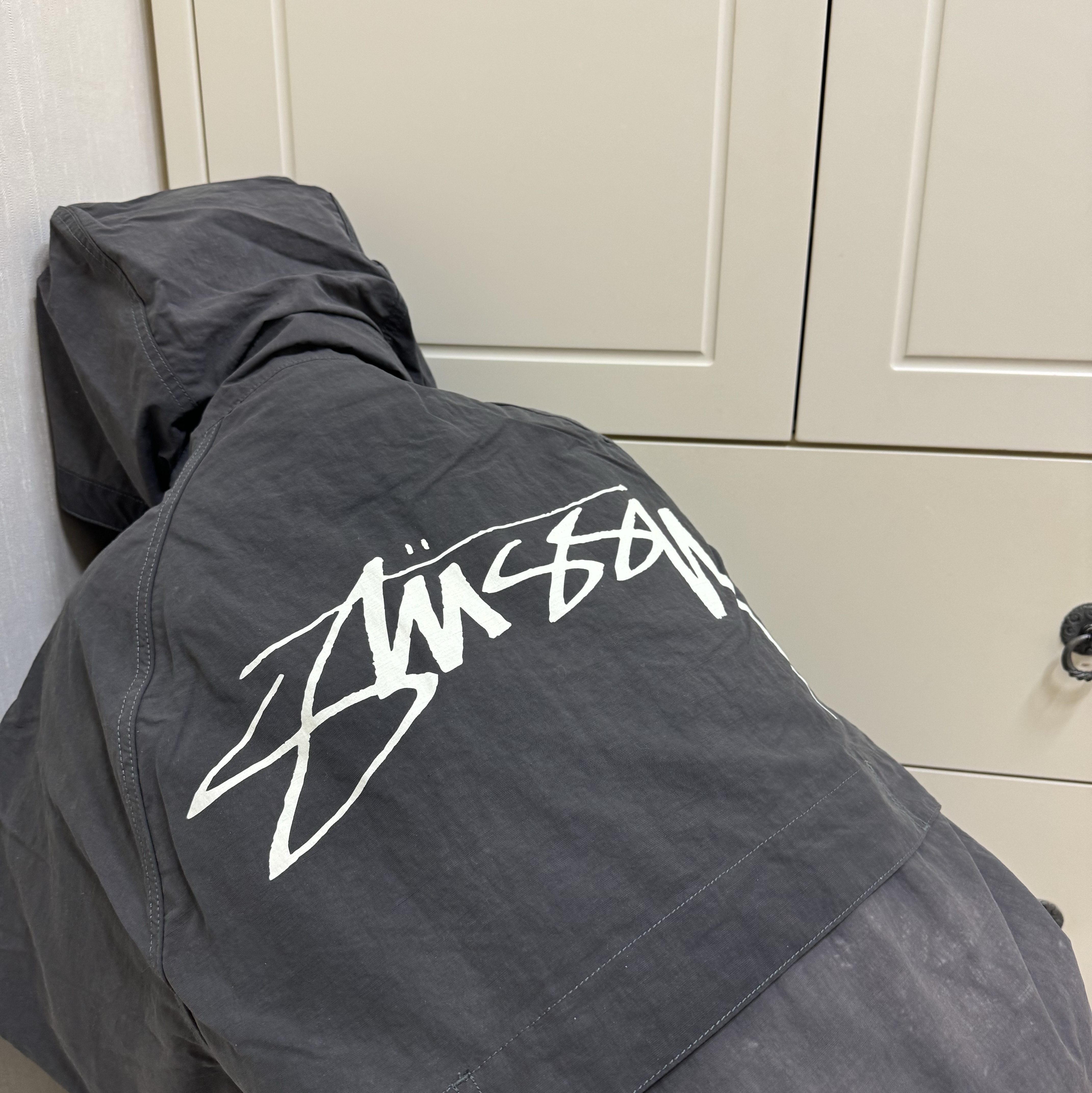 Stussy Wave Dye Beach Shell Jacket Black 착용 스타일