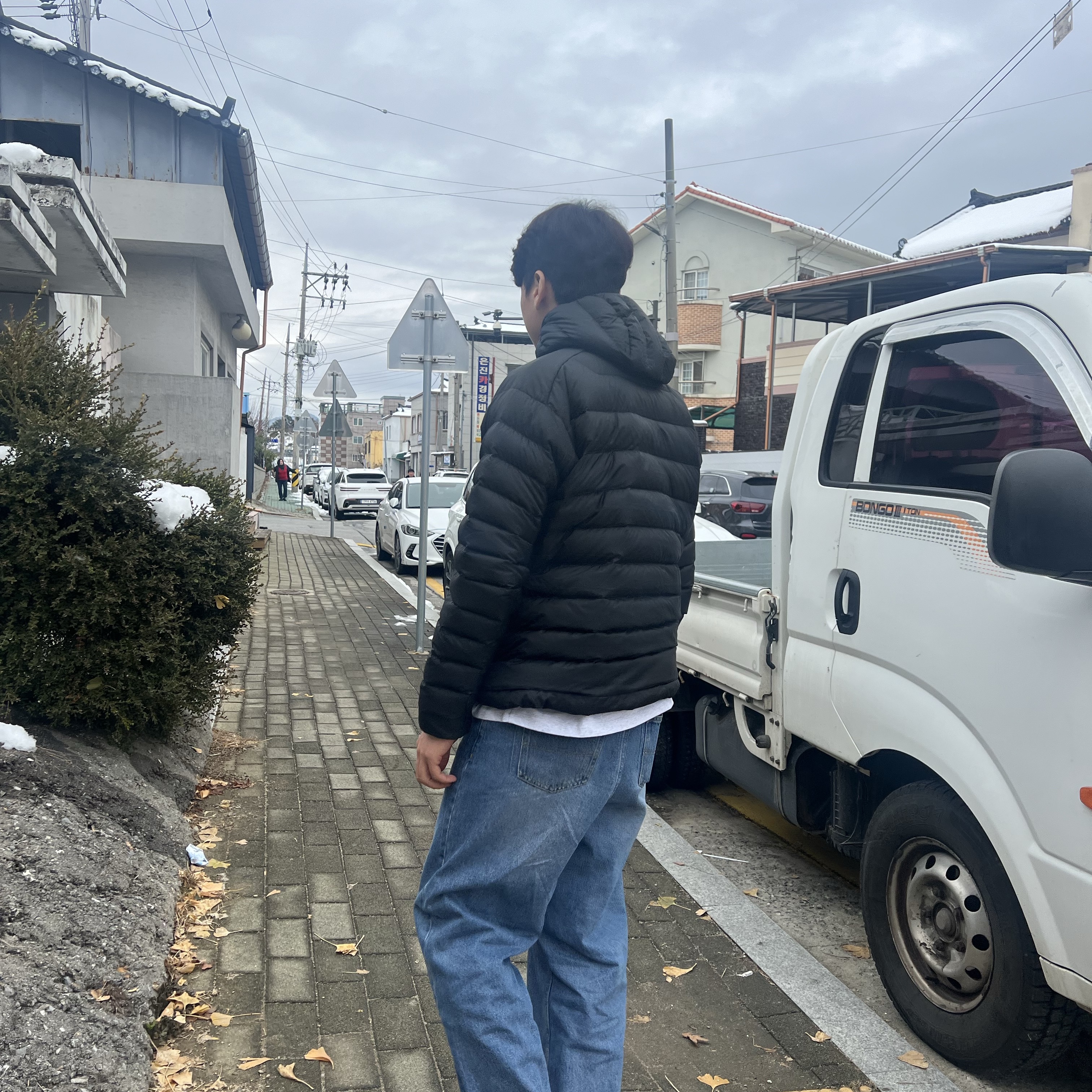 Arc'teryx Cerium Hoody Black, Hoka Bondi 8 Black - Wide 착용 스타일 - 3