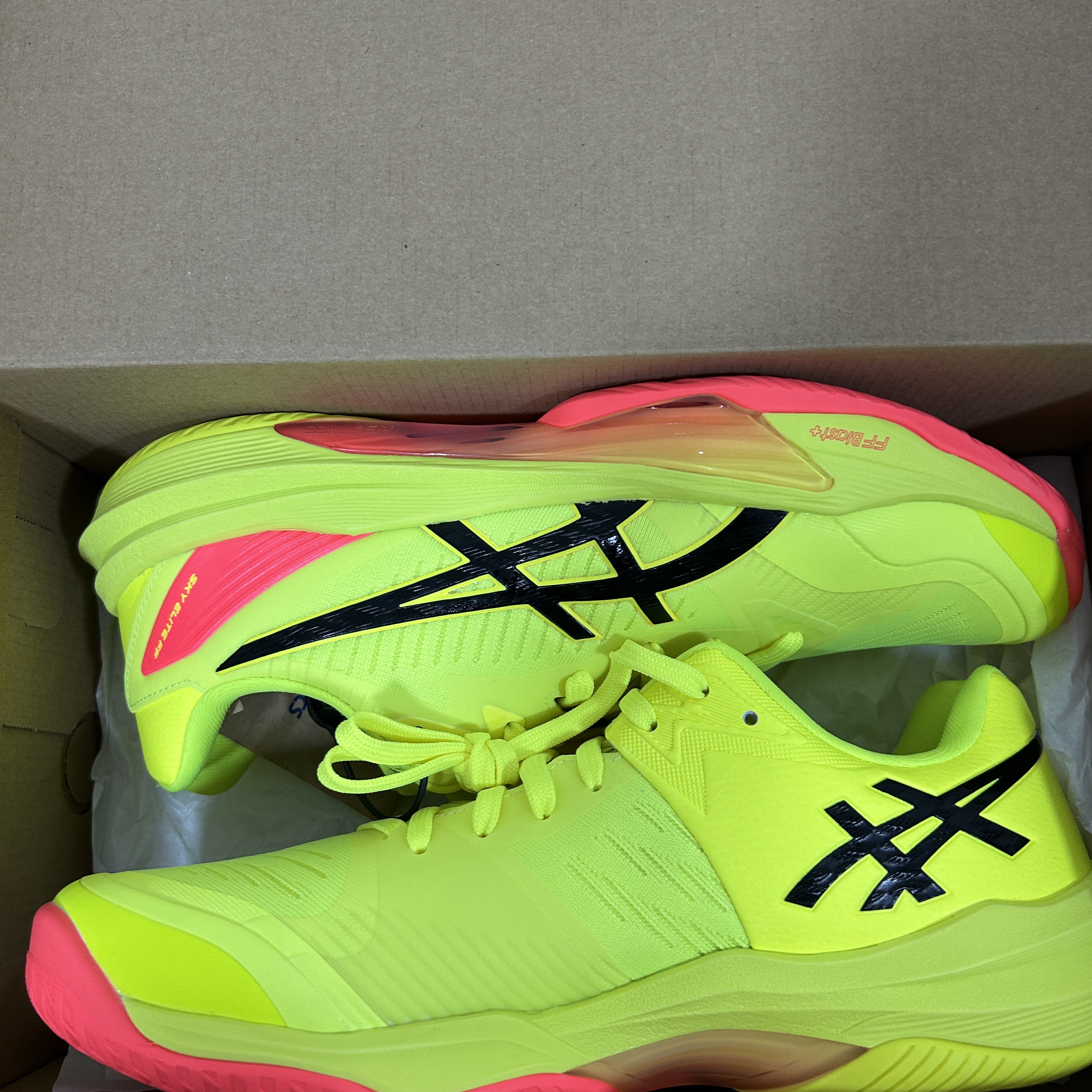 Asics Sky Elite FF 3 Paris Safety Yellow Black 착용 스타일 - 3