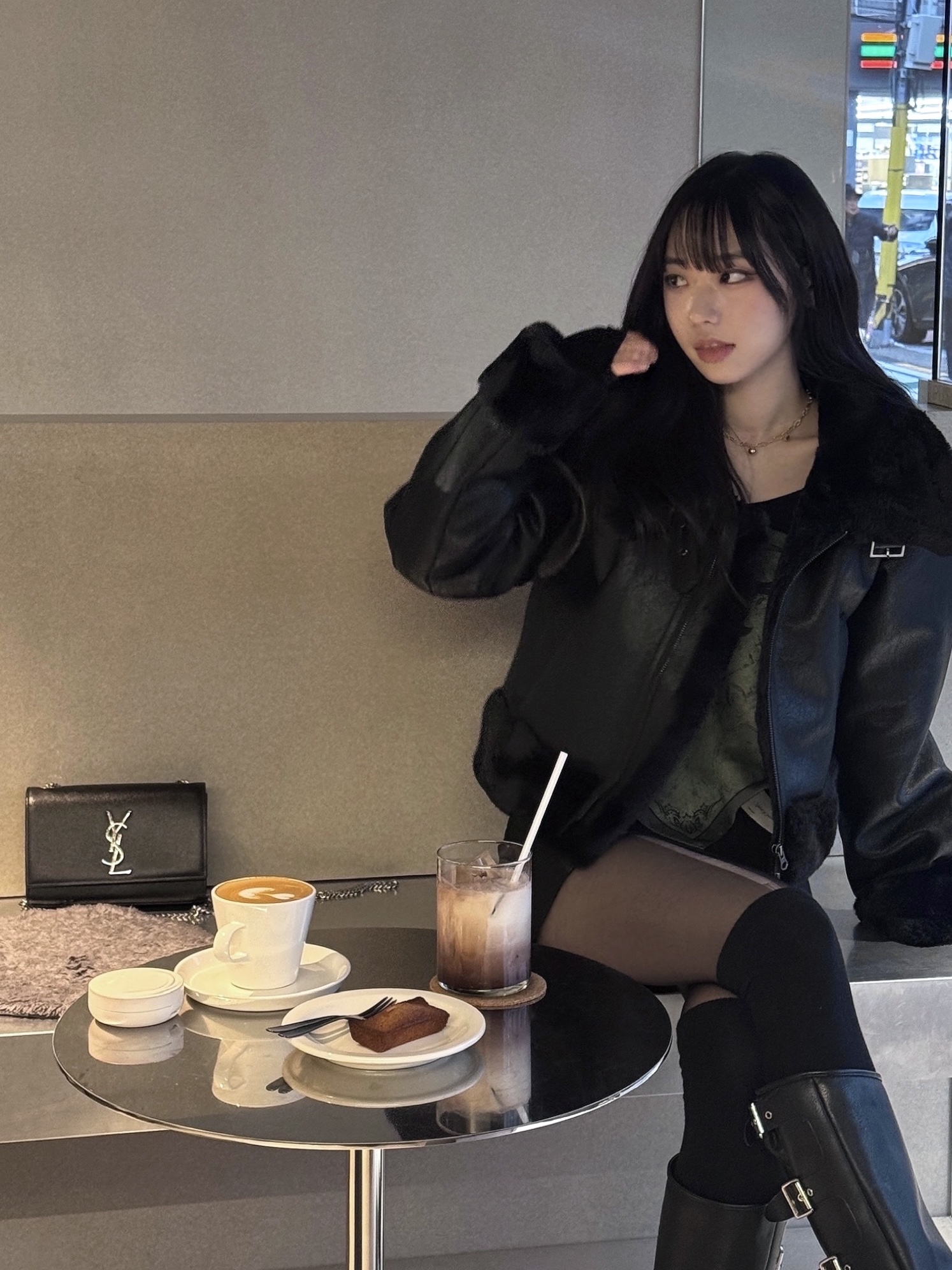(W) Bohemian Seoul High Neck Short Mustang Black 착용 스타일 - 1