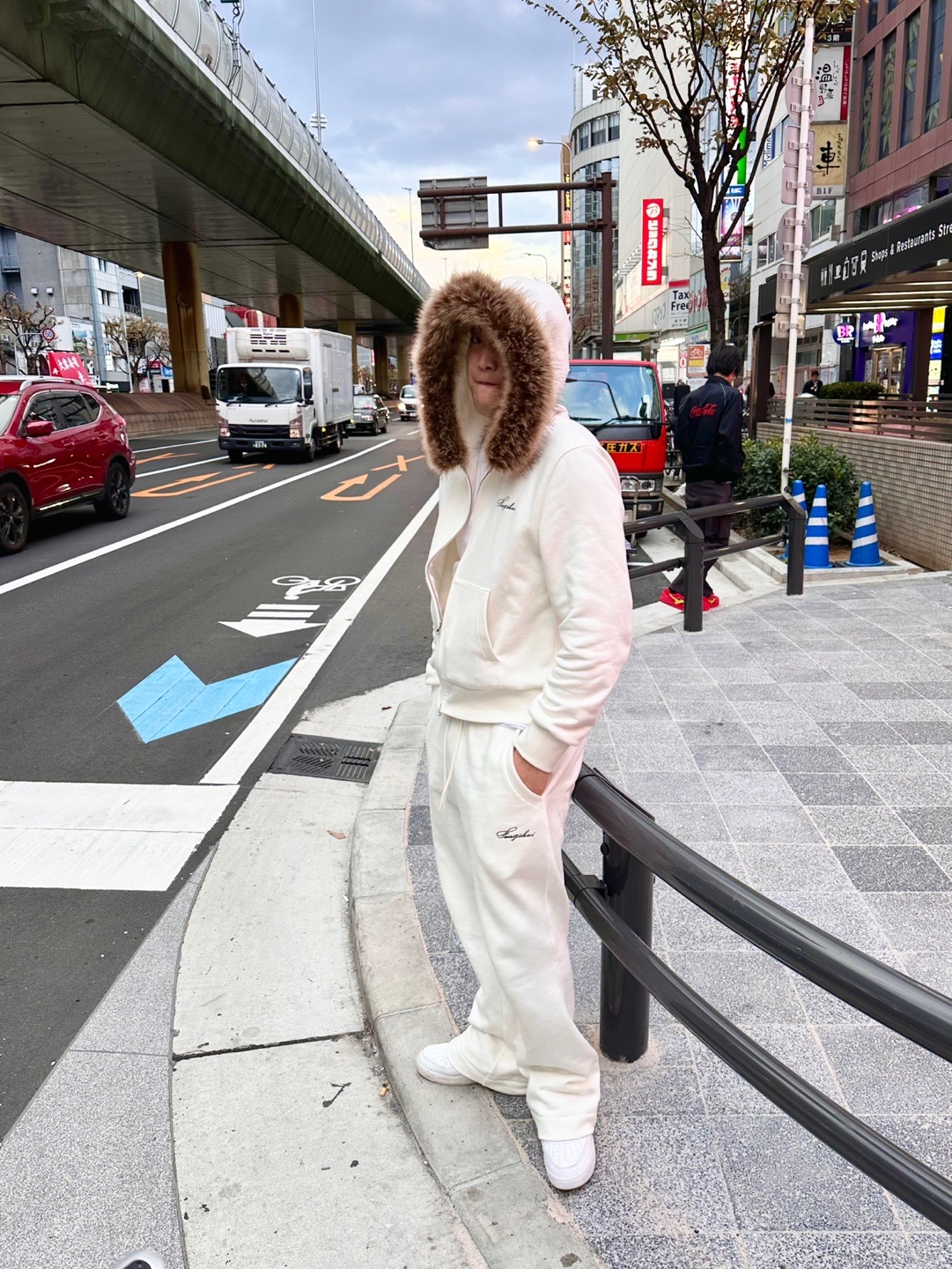 [KREAM 단독 / 프리오더] FENGSHUI Small Logo Fur Hood Zip-Up Jacket White Cream, [KREAM 단독 / 프리오더] FENGSHUI Small Logo OG Wide Flare Sweatpants White Cream 착용 스타일