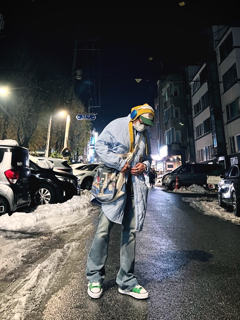 Maison Mihara Yasuhiro Peterson OG Sole Canvas Low Sneakers Green, Andersson Bell Vintage Washed Bootcut Jeans Light Blue 착용 스타일 - 2