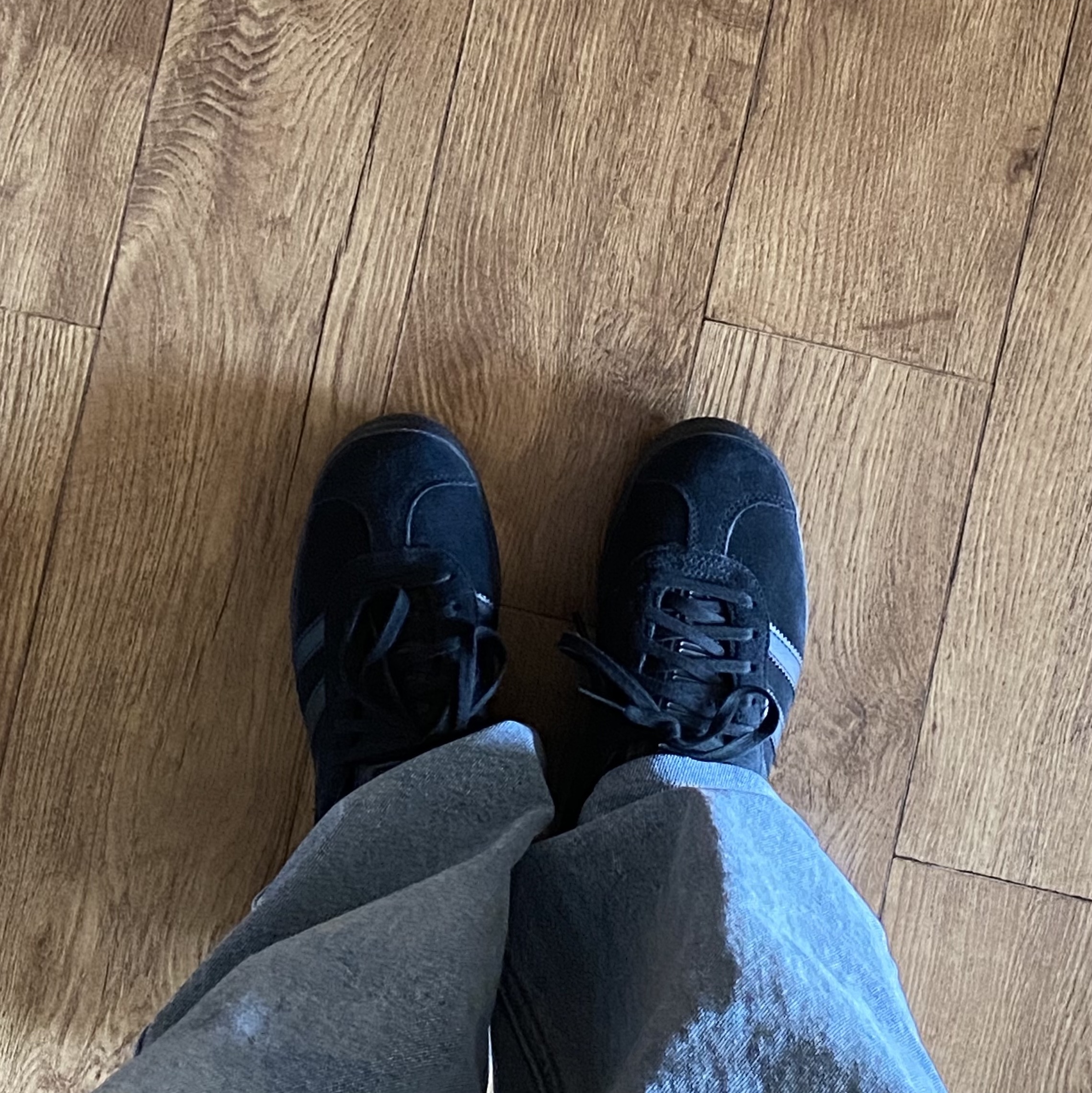 Adidas Gazelle Triple Black 착용 스타일 - 1