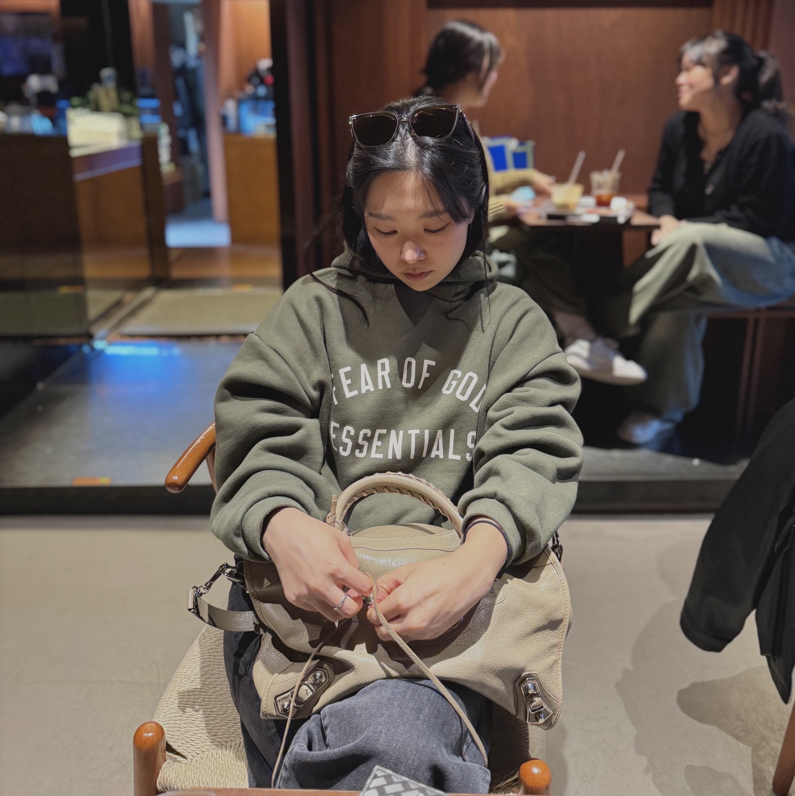 Essentials Fleece Hoodie Military - 24FW, Balenciaga Le City Medium Bag Beige 착용 스타일