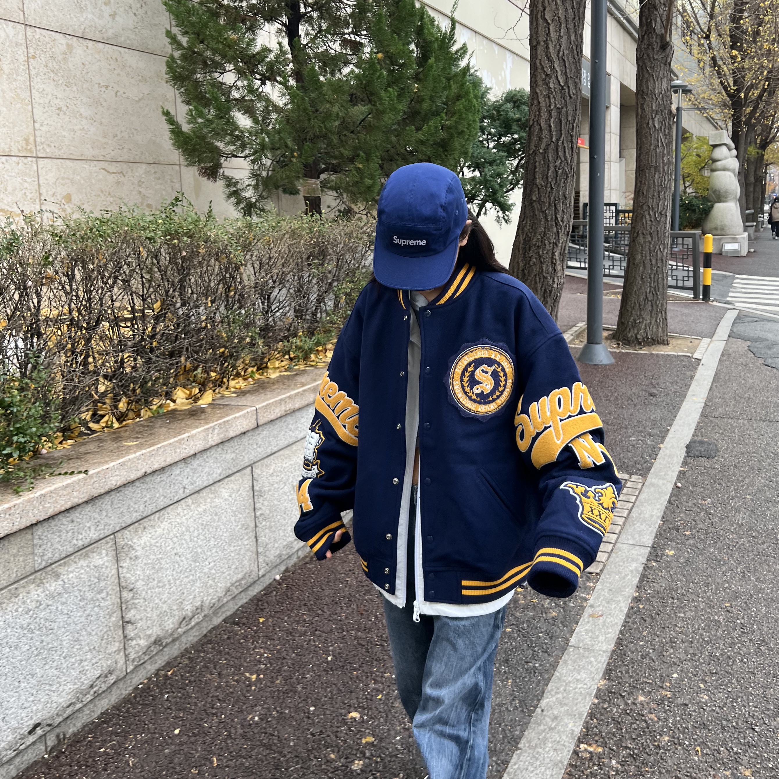 Supreme Washed Chino Twill Camp Cap Navy - 24SS, Maison Mihara Yasuhiro x Atmos Blakey OG Sole Star Print Low-top Sneakers Black 착용 스타일 - 2