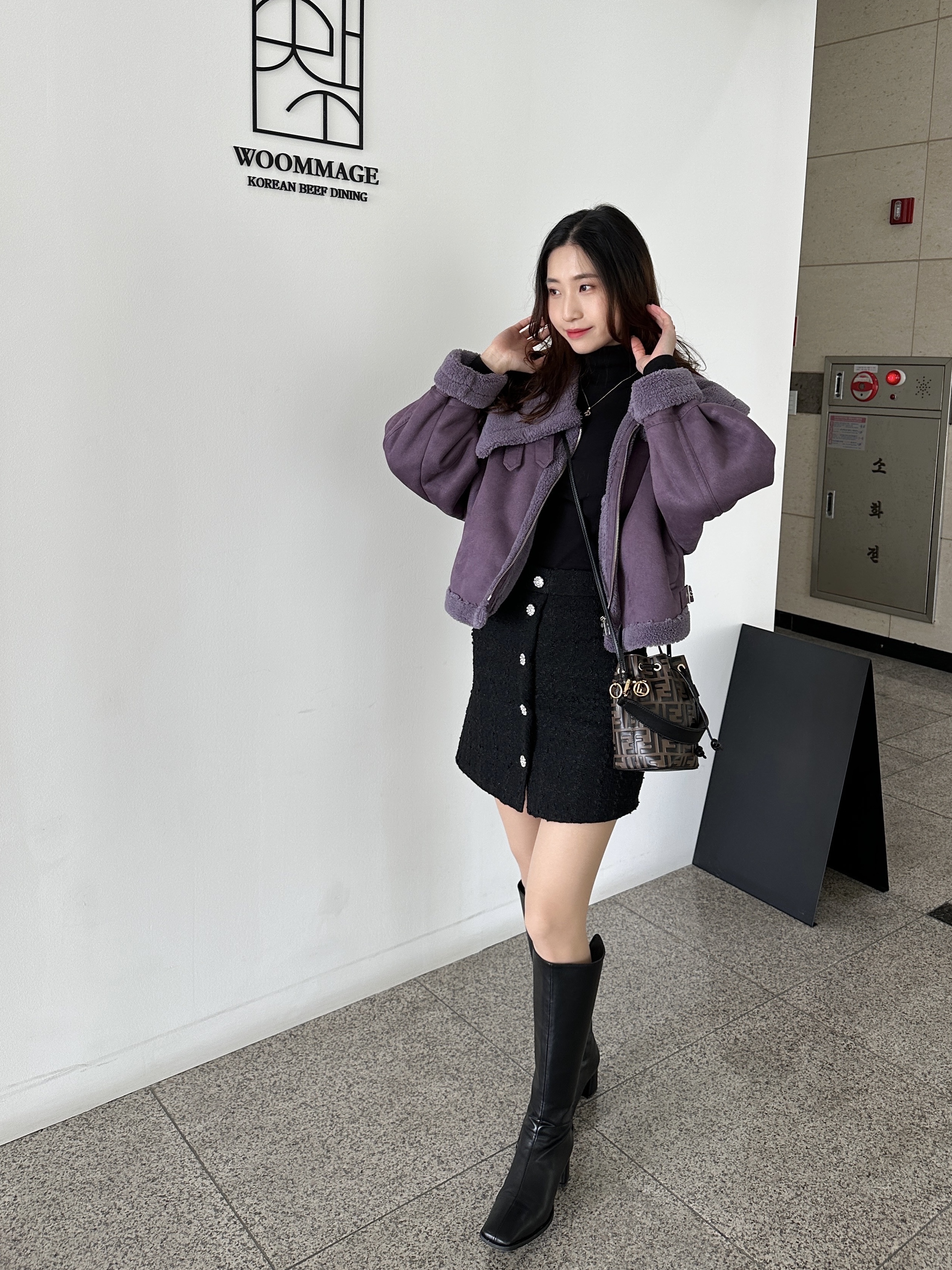 Fendi Mon Tresor FF Motif Leather Mini Bag Brown 착용 스타일 - 1