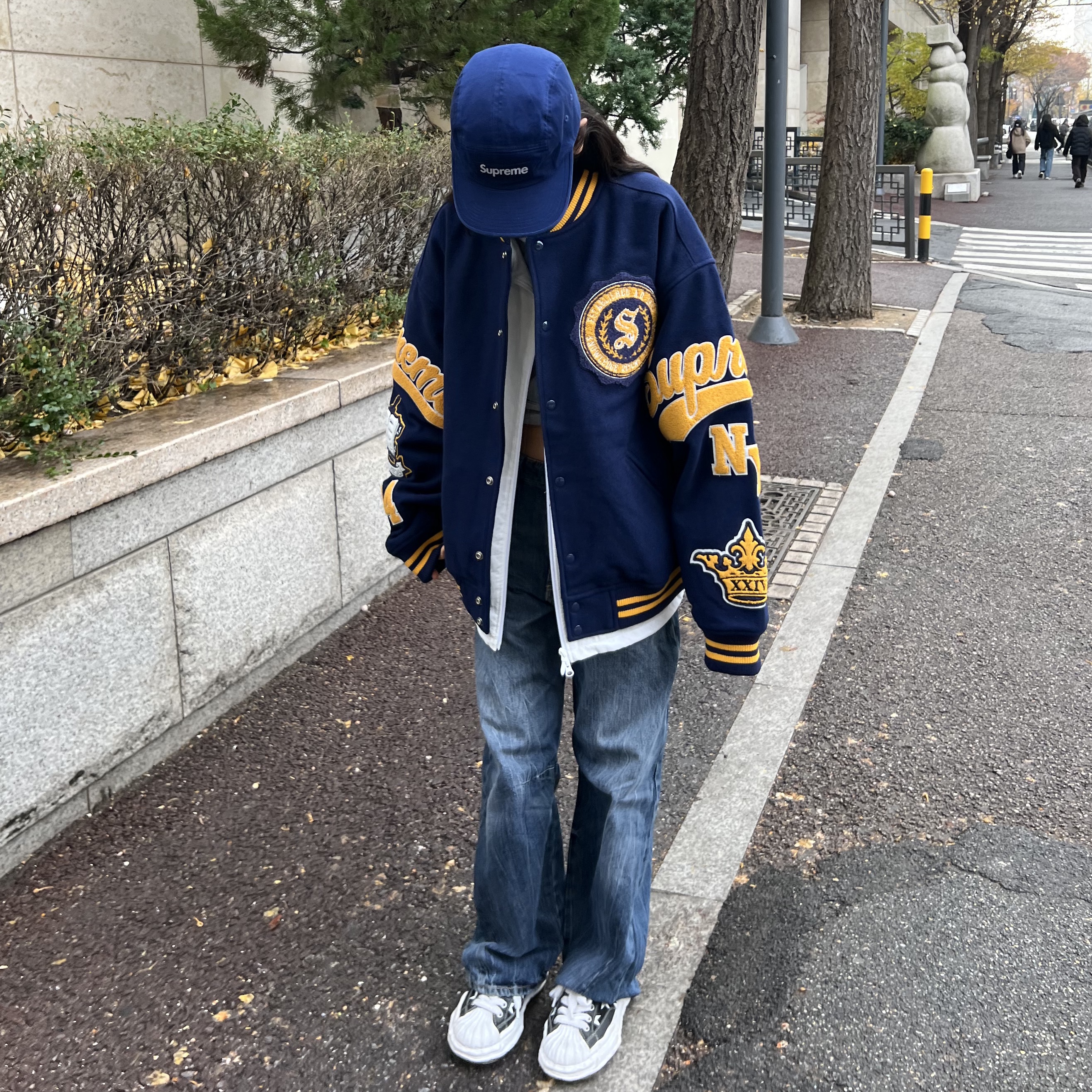 Supreme Washed Chino Twill Camp Cap Navy - 24SS, Maison Mihara Yasuhiro x Atmos Blakey OG Sole Star Print Low-top Sneakers Black 착용 스타일 - 1