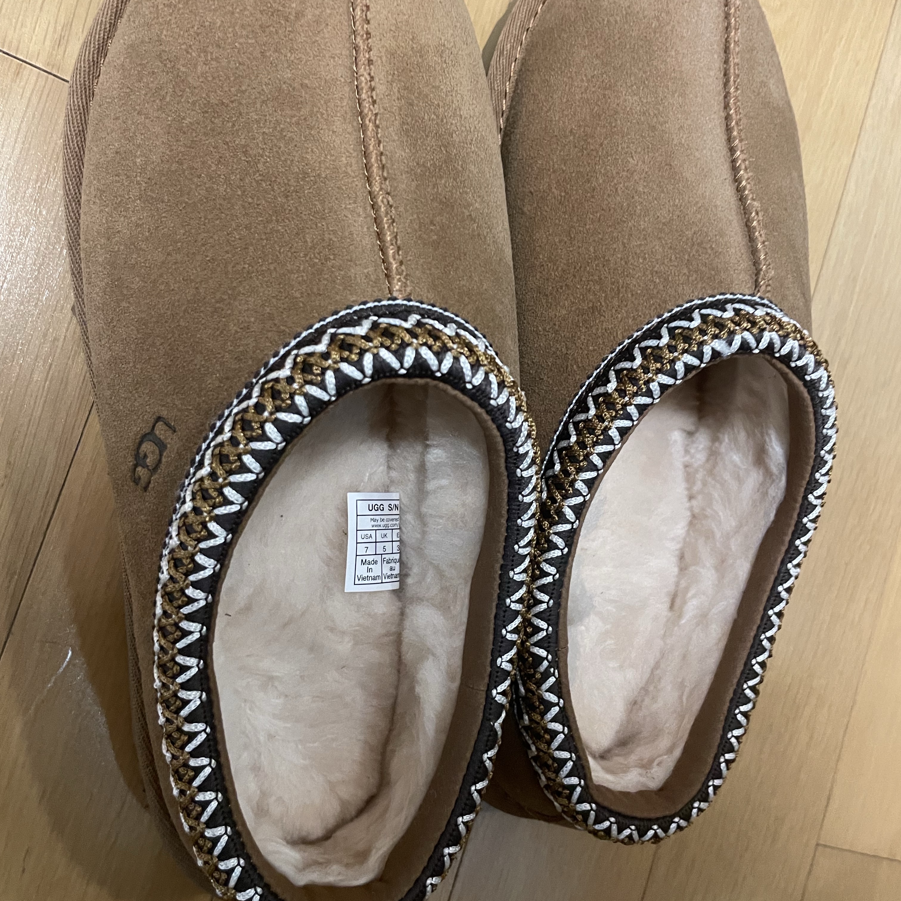 (W) UGG Tasman Slipper Chestnut 착용 스타일 - 1