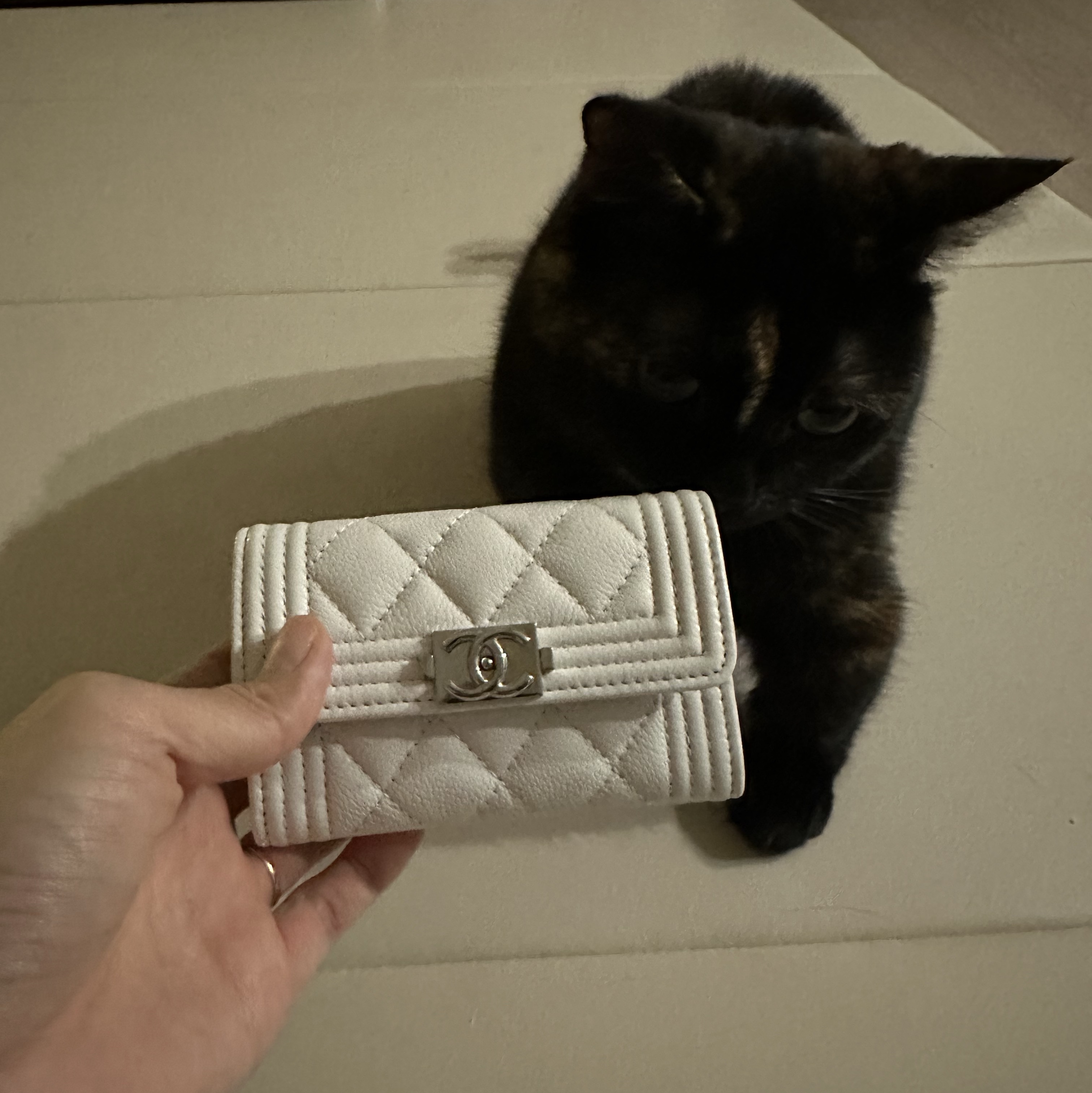 Chanel Boy Chanel Flap Card Holder Grained Calfskin & Gold White 착용 스타일 - 5