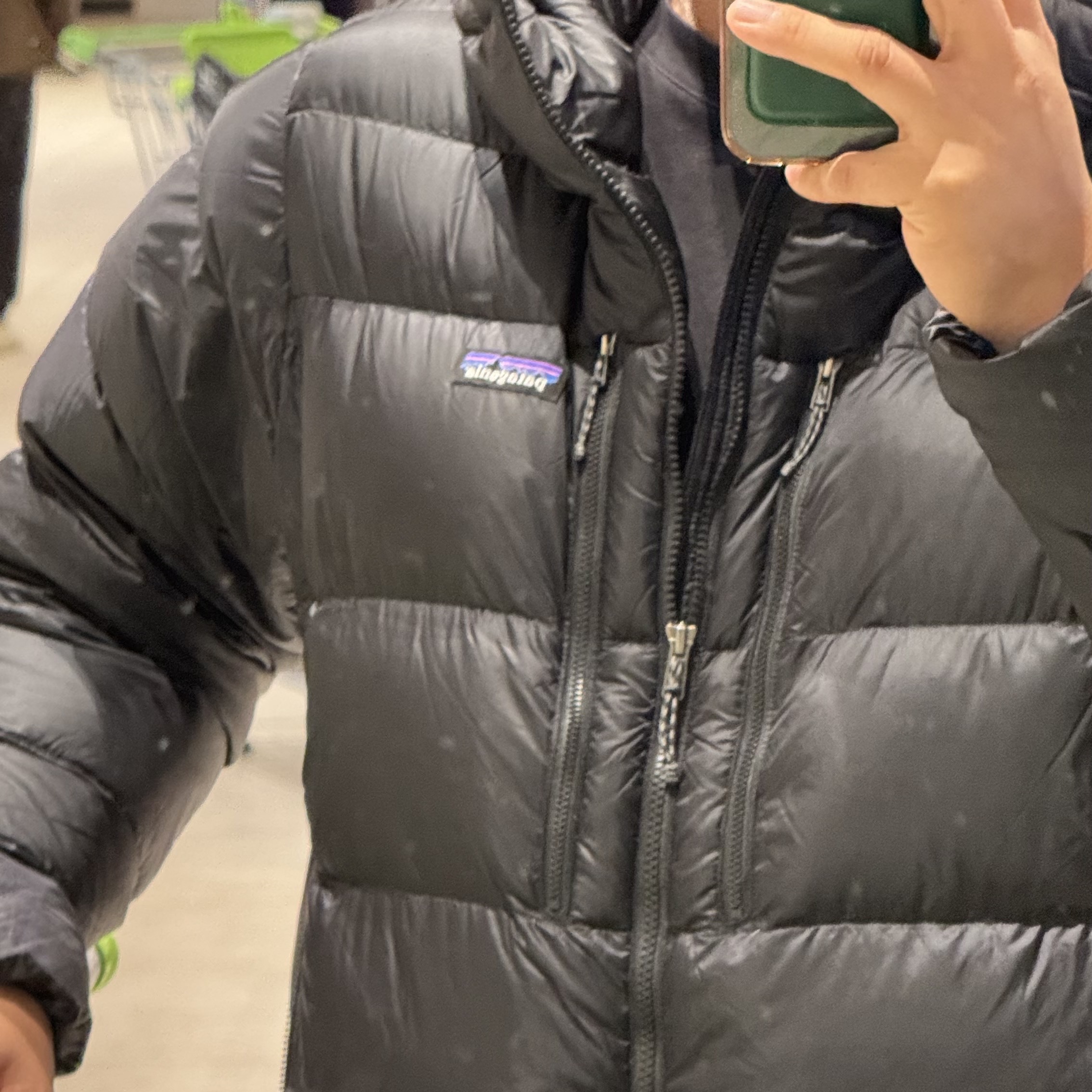 Patagonia Fitz Roy Down Hoody Black 착용 스타일 - 2