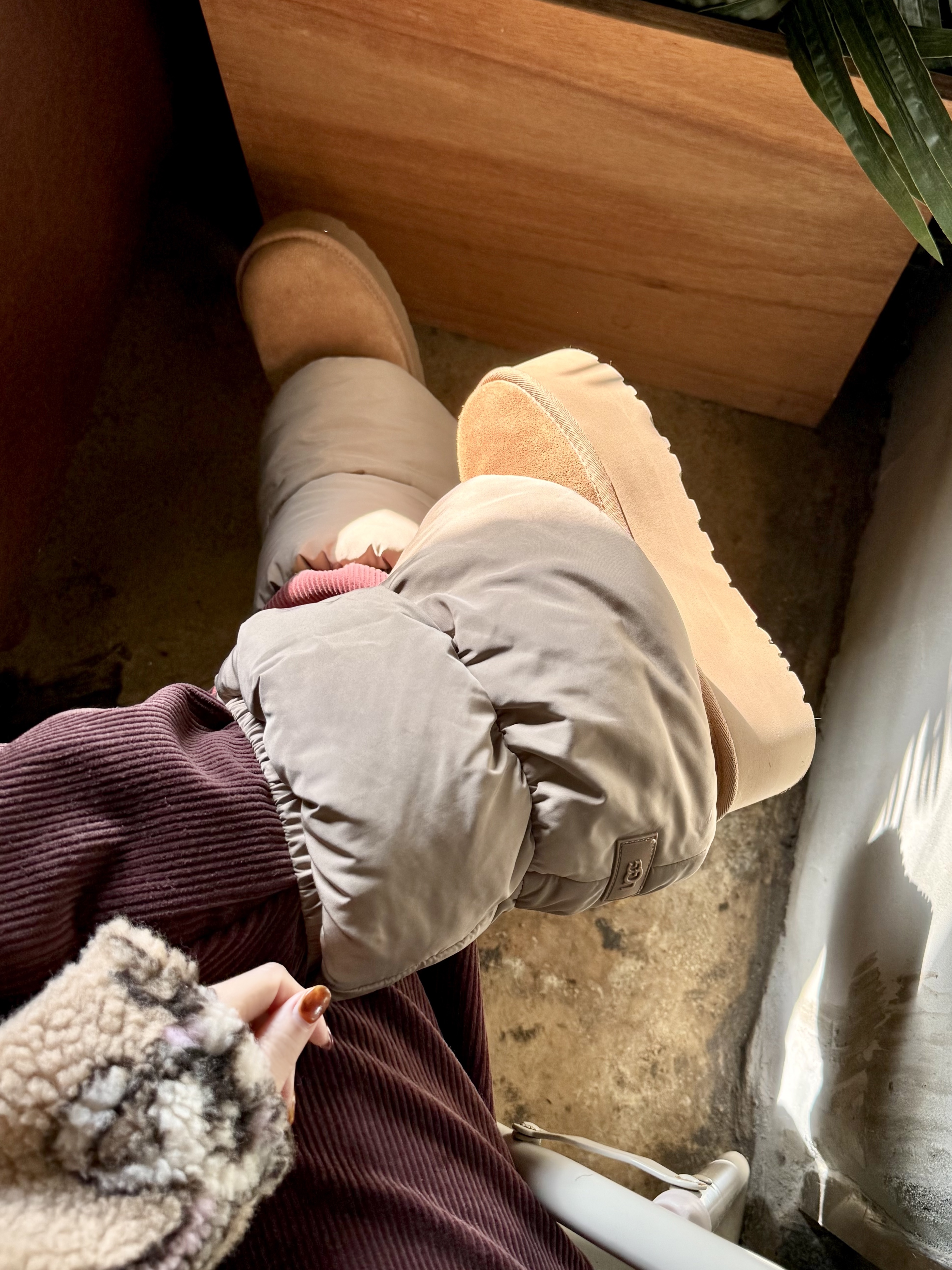 (W) UGG Plushwarmer Amphora, (W) UGG Classic Ultra Mini Platform Boots Chestnut 착용 스타일 - 1