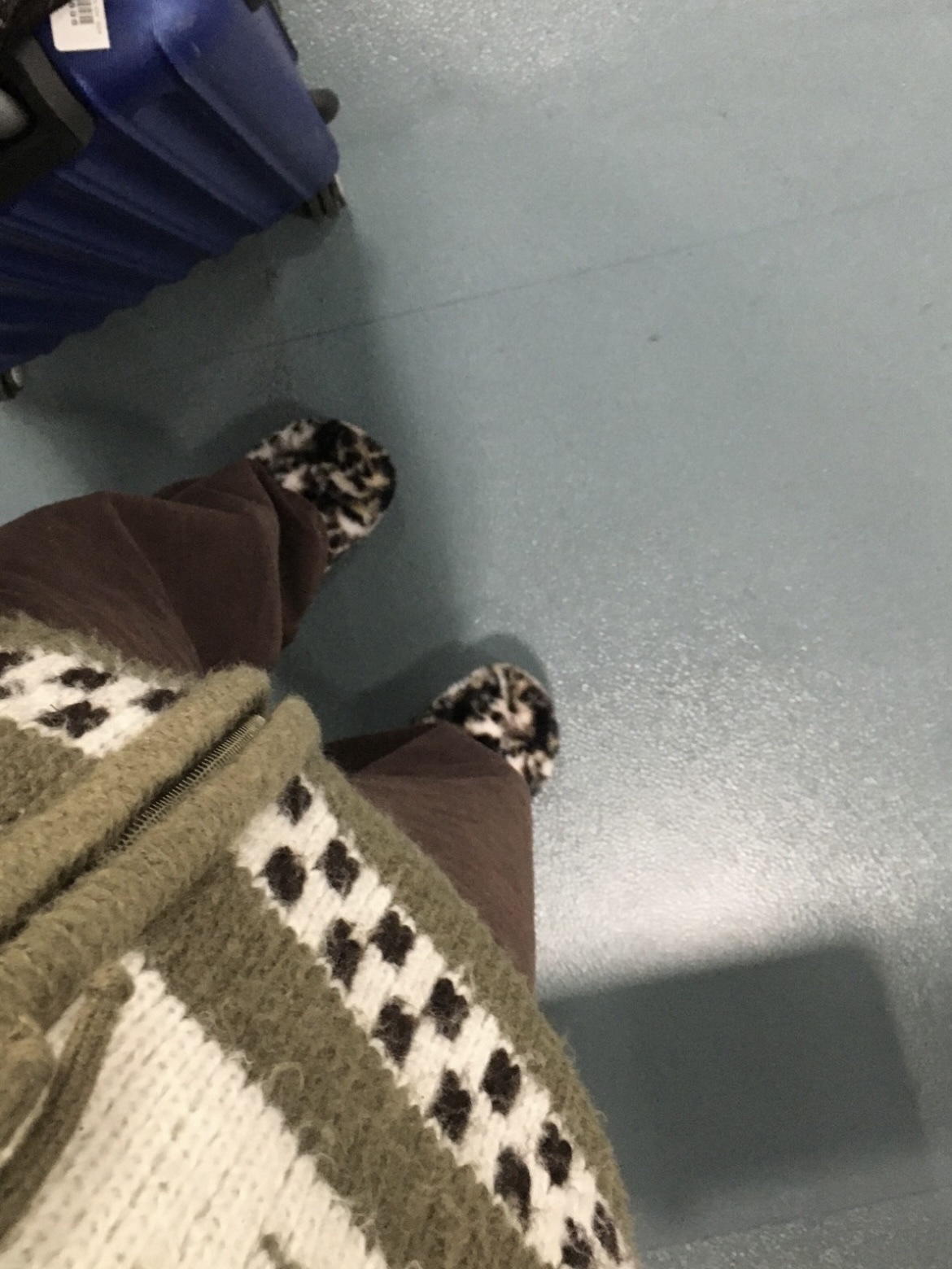 Crocs Classic Fur Sure Clog Black Multi 착용 스타일