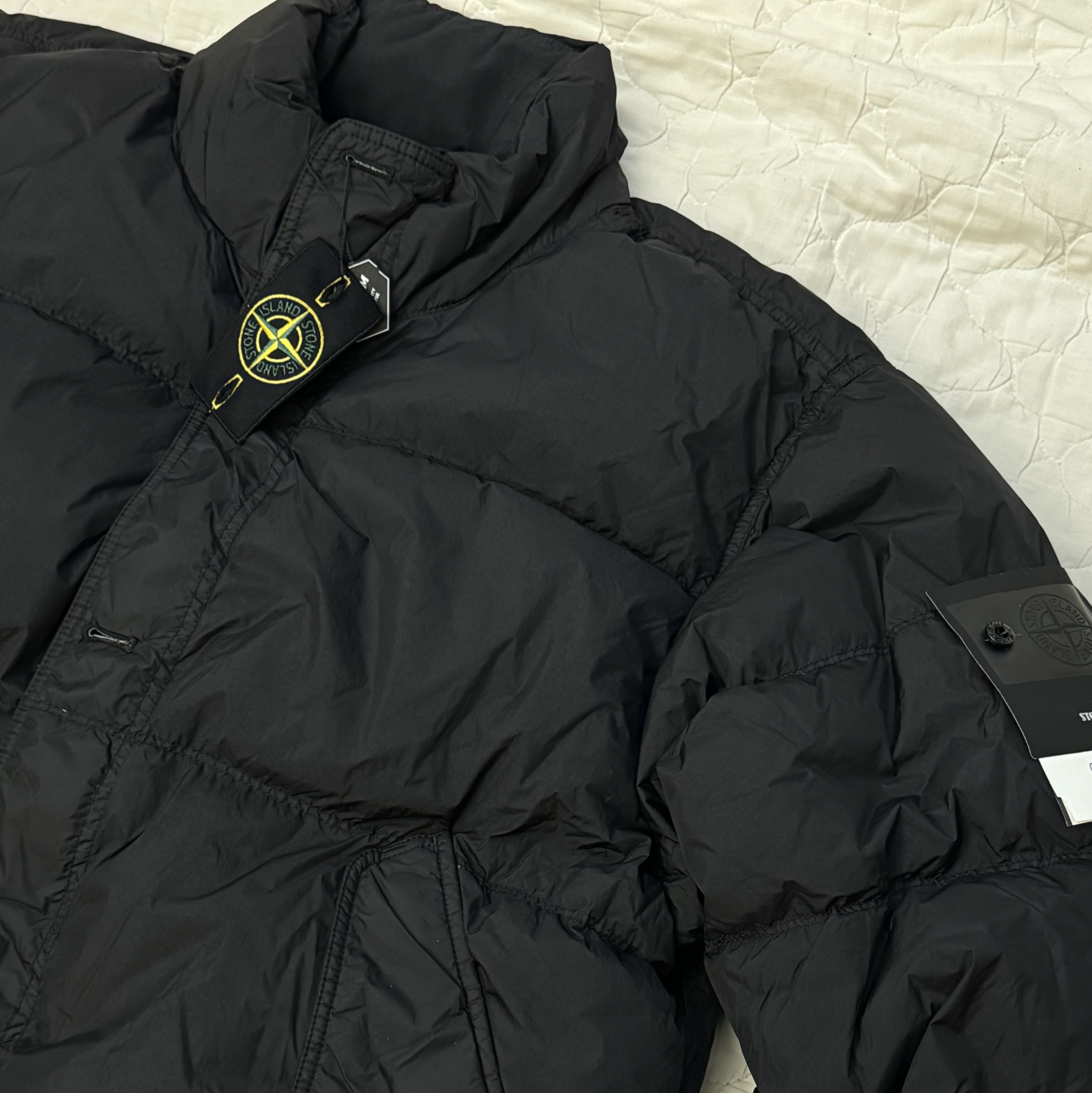Stone Island 40123 Garment Dyed Crinkle Reps R-NY Down Jacket Black - 24FW 착용 스타일 - 1