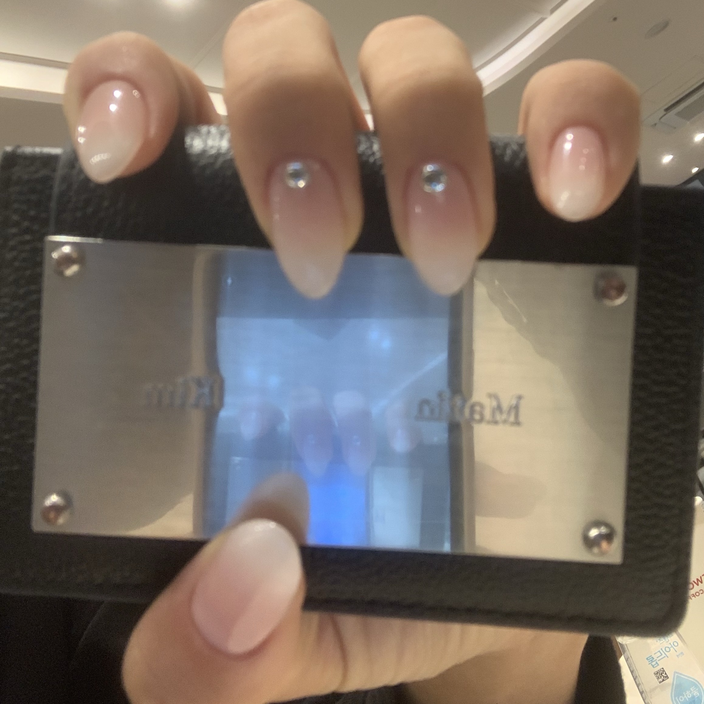 Matin Kim Accordion Wallet Black 착용 스타일