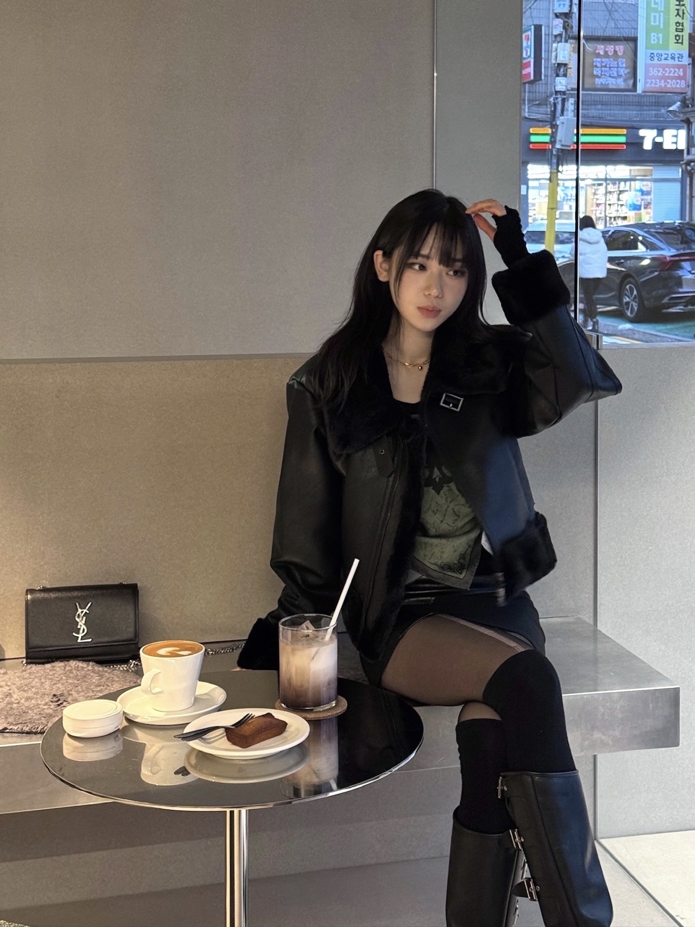 (W) Bohemian Seoul High Neck Short Mustang Black 착용 스타일 - 2