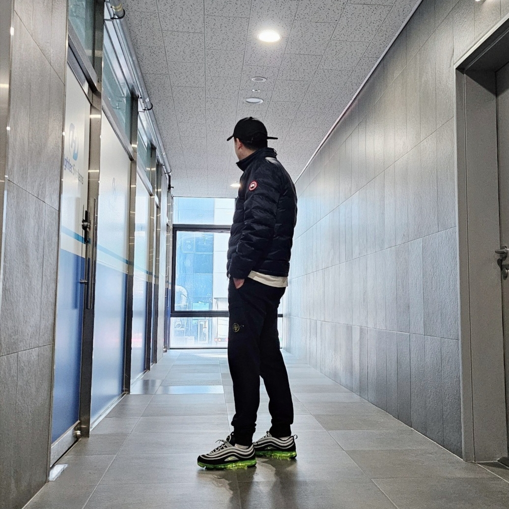 Canada Goose Lodge Down Matte Finish Black, Stone Island 62620 Cotton Fleece Garment Dyed Cargo Joggers Navy Blue - 23FW 착용 스타일 - 1