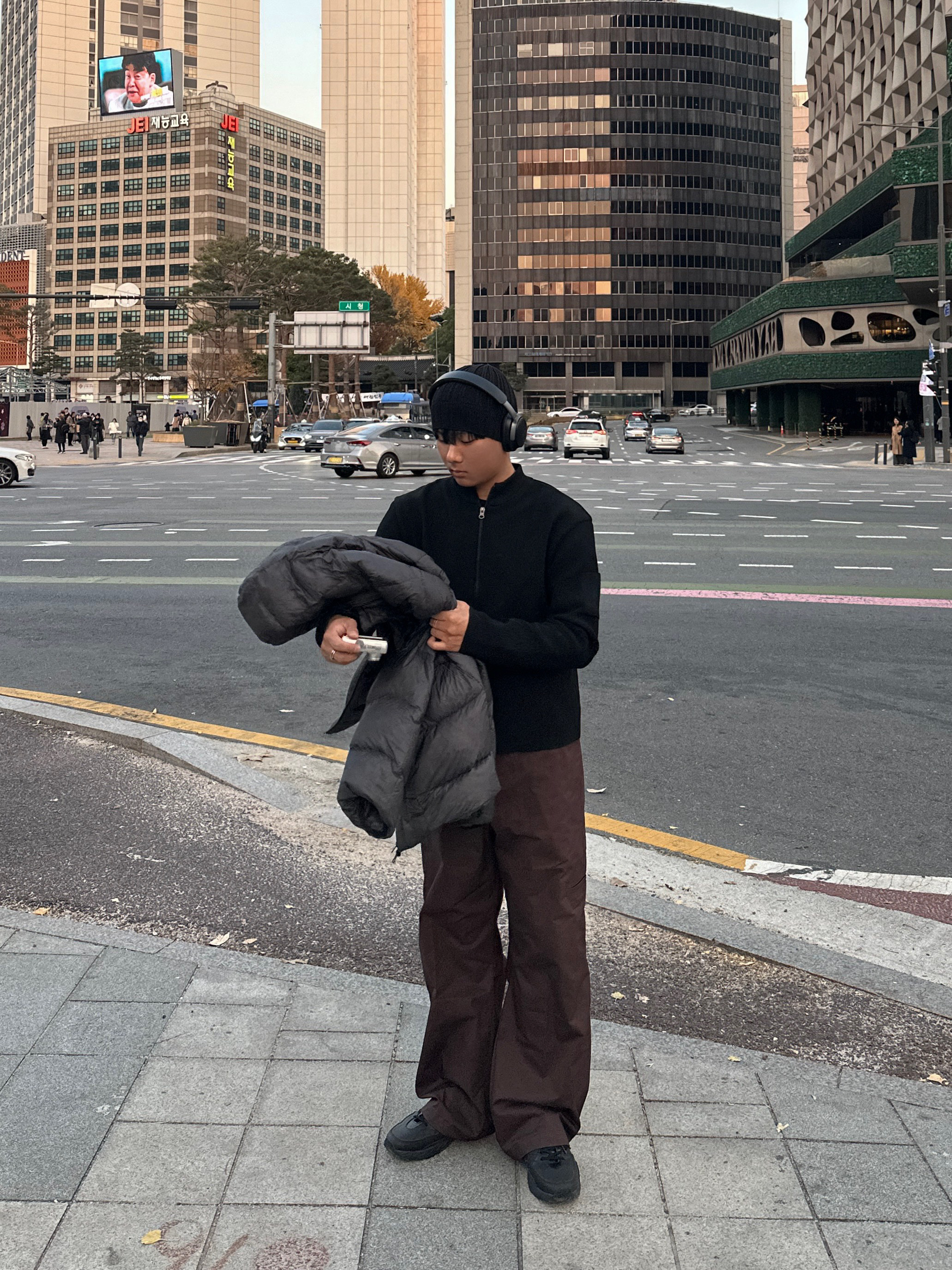 BOSE QC Ultra Black (Korean Ver.), Uniqlo 2-Way Utility Bag Gray 착용 스타일 - 4