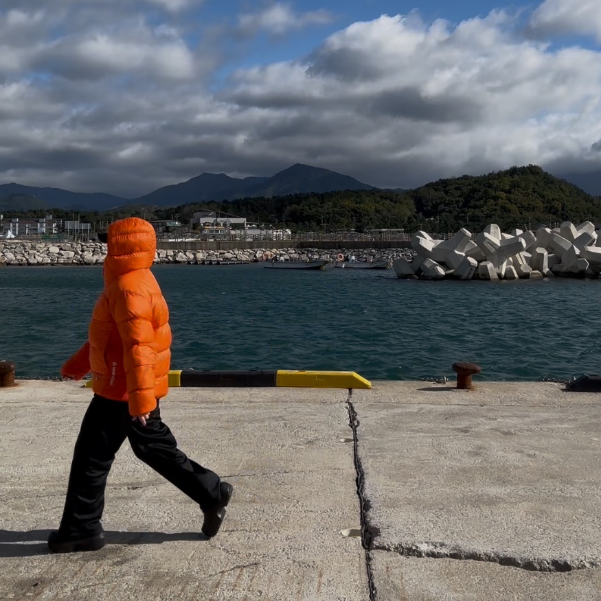 Nike ACG Therma-Fit ADV Lunar Lake Puffer Jacket Safety Orange - Asia, (W) Nike ACG Smith Summit Zip-Off Pants Black - Asia 착용 스타일 - 1