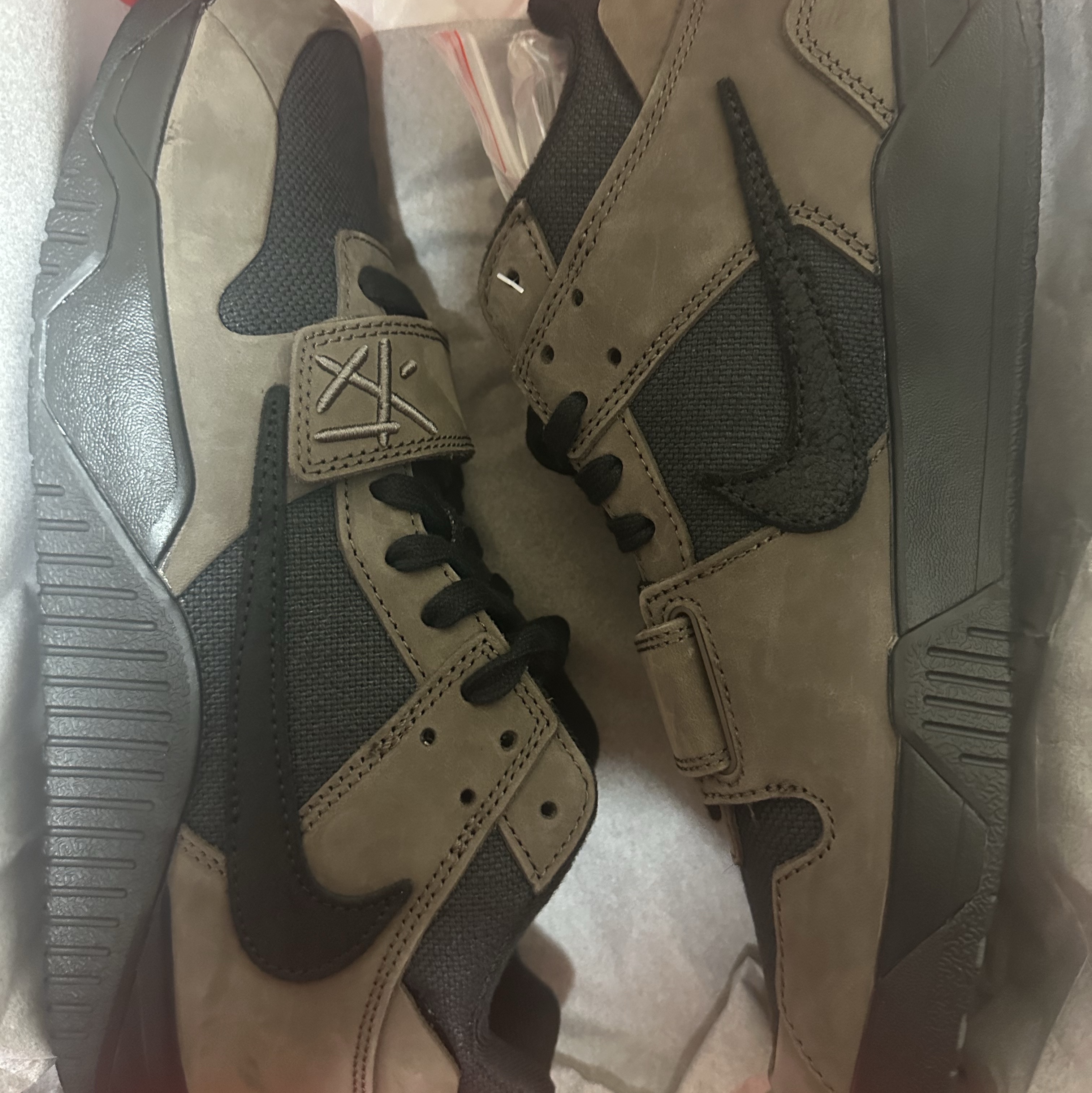 Jordan x Travis Scott Jumpman Jack TR Black and Dark Mocha 착용 스타일 - 1