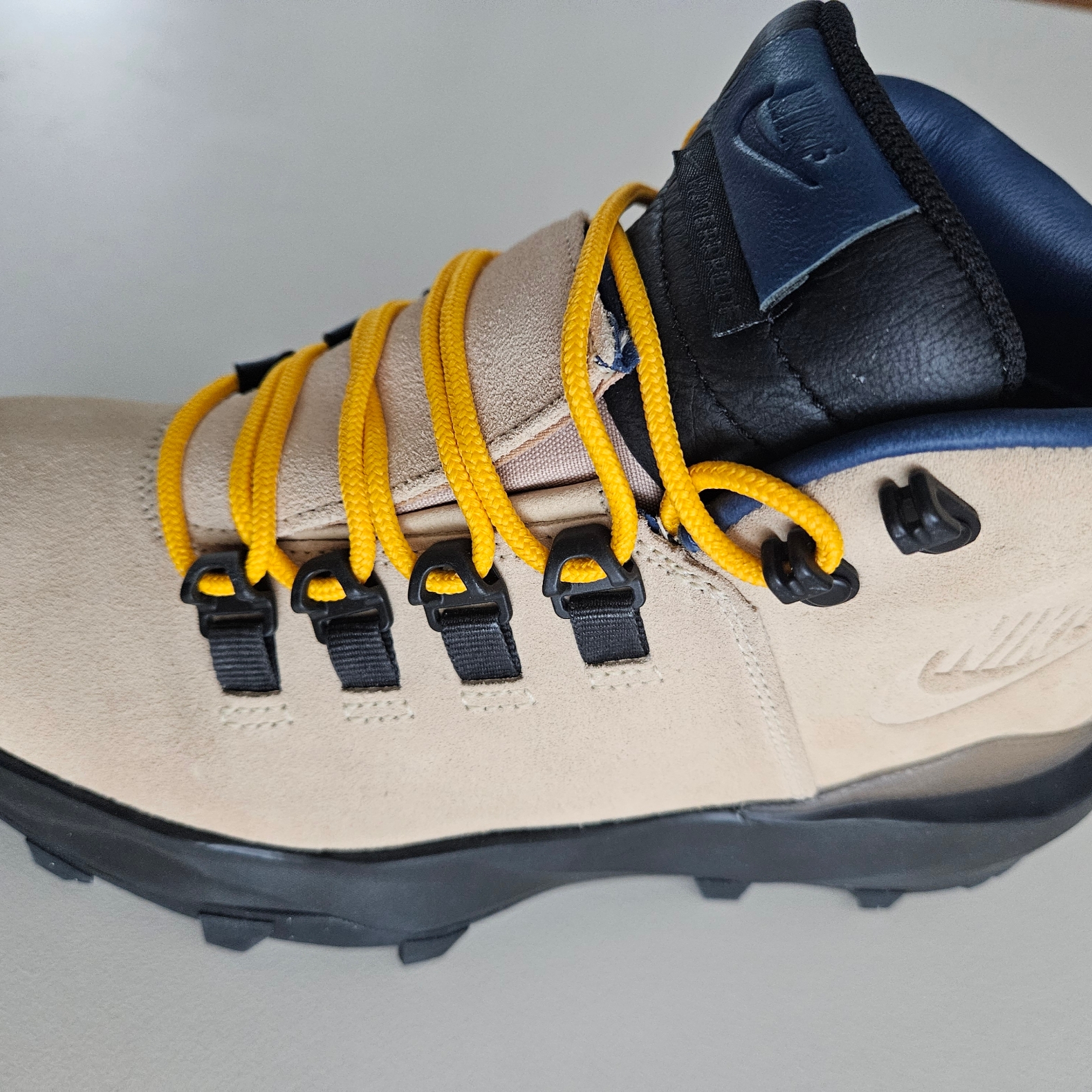 Nike Cygnal Desert Ore 착용 스타일 - 2