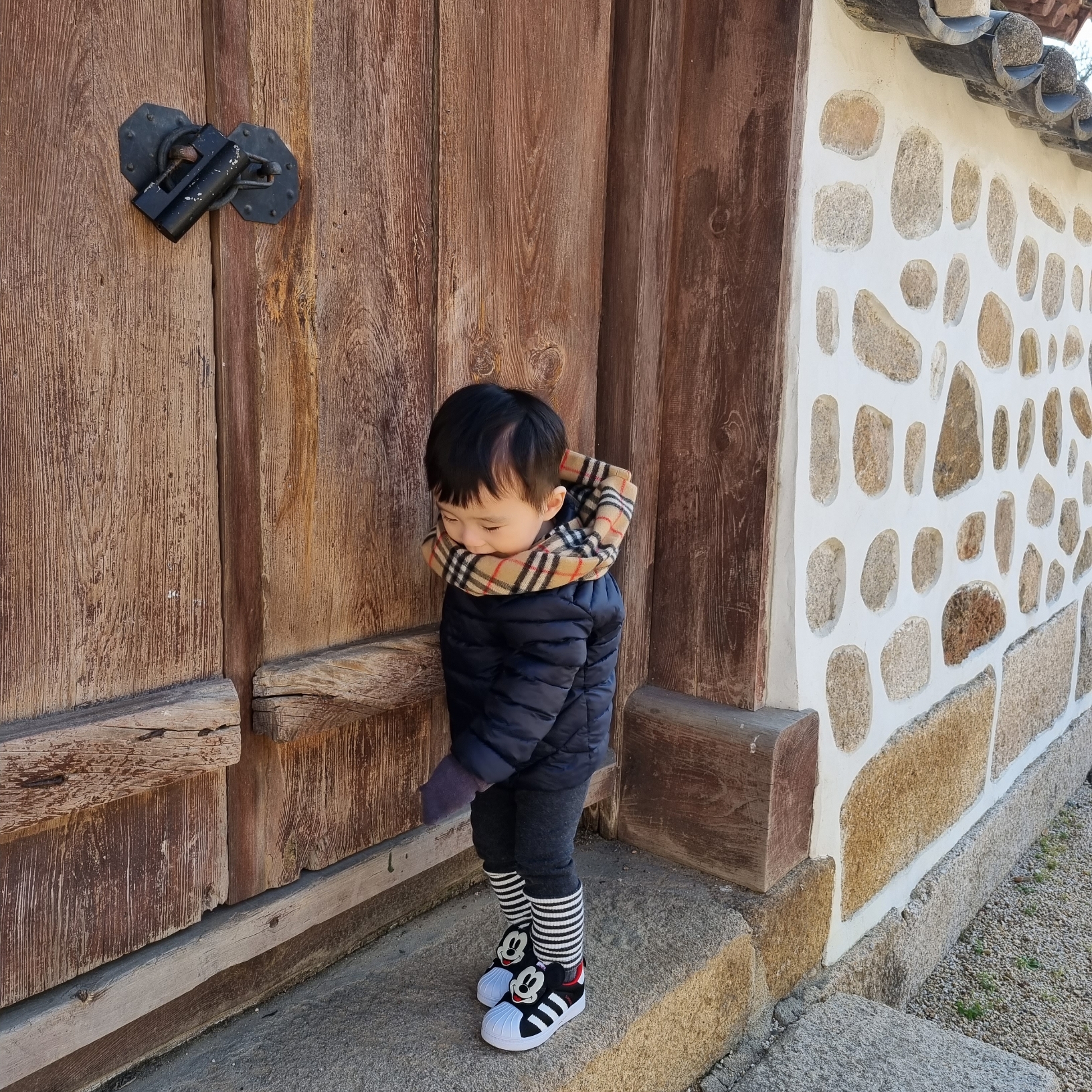 (Kids) Burberry Vintage Check Cashmere Snood Muffler Archive Beige 착용 스타일