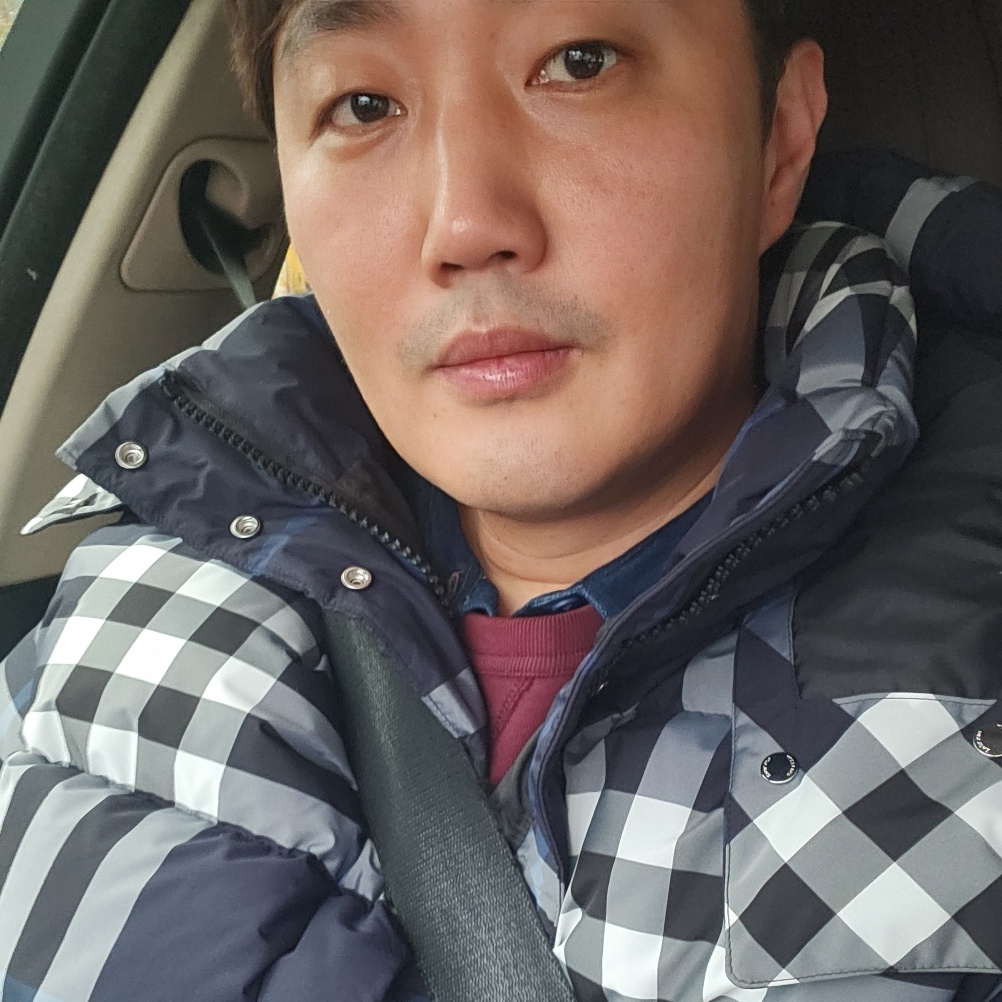 Burberry Check Hooded Puffer Jacket White Dark Charcoal Blue 착용 스타일