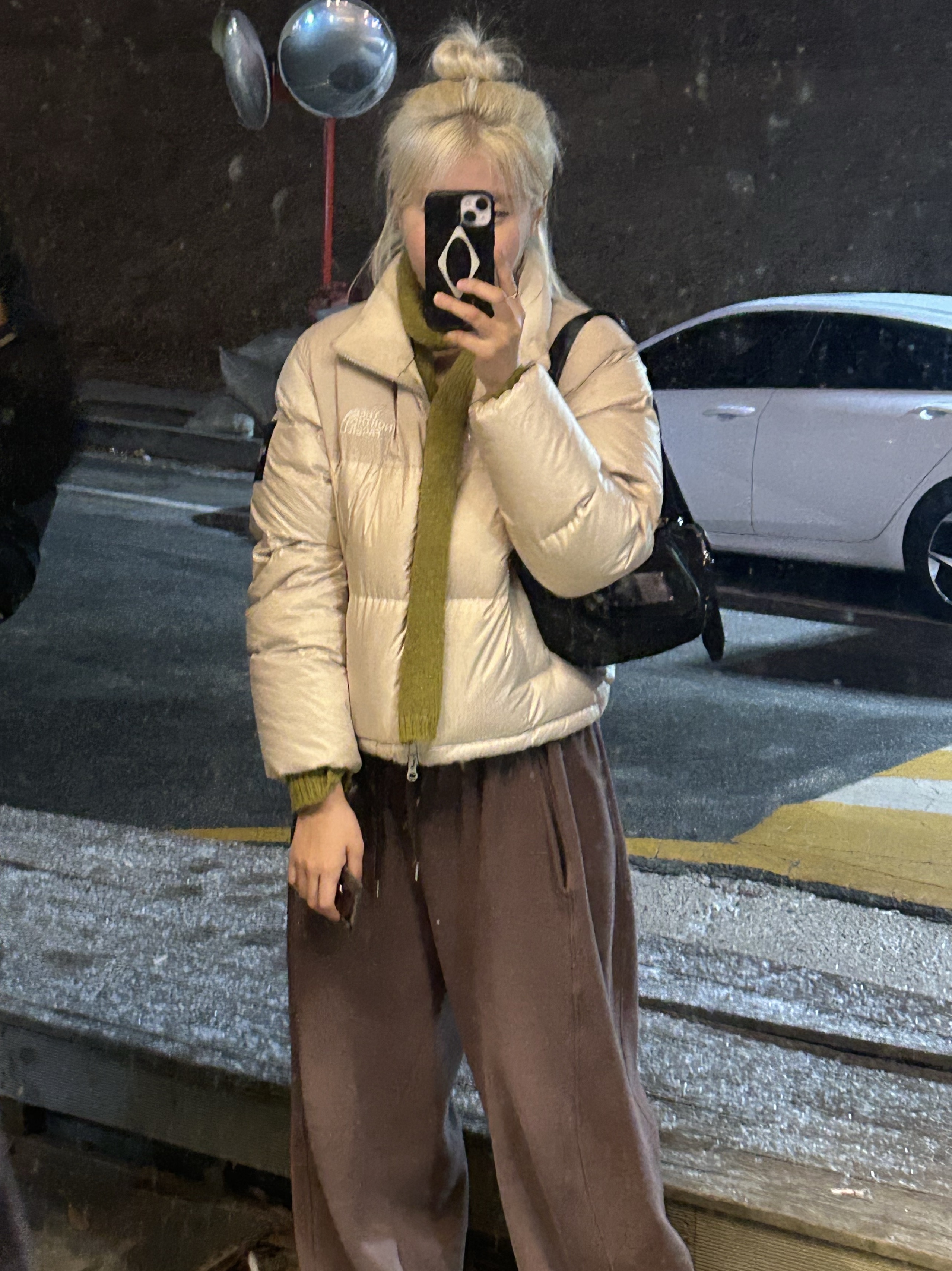 (W) The North Face White Label Novelty Nuptse Down Jacket Cream Beige, Adidas Tobacco Gruen Mesa Brown Desert 착용 스타일 - 4