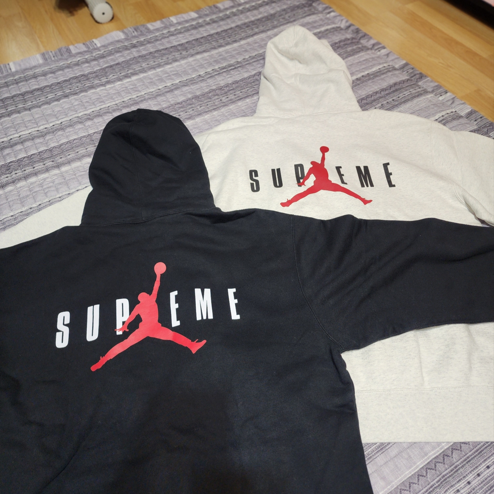 Supreme x Jordan Hooded Sweatshirt Ash Grey - 24FW, Supreme x Jordan Hooded Sweatshirt Black - 24FW 착용 스타일 - 3