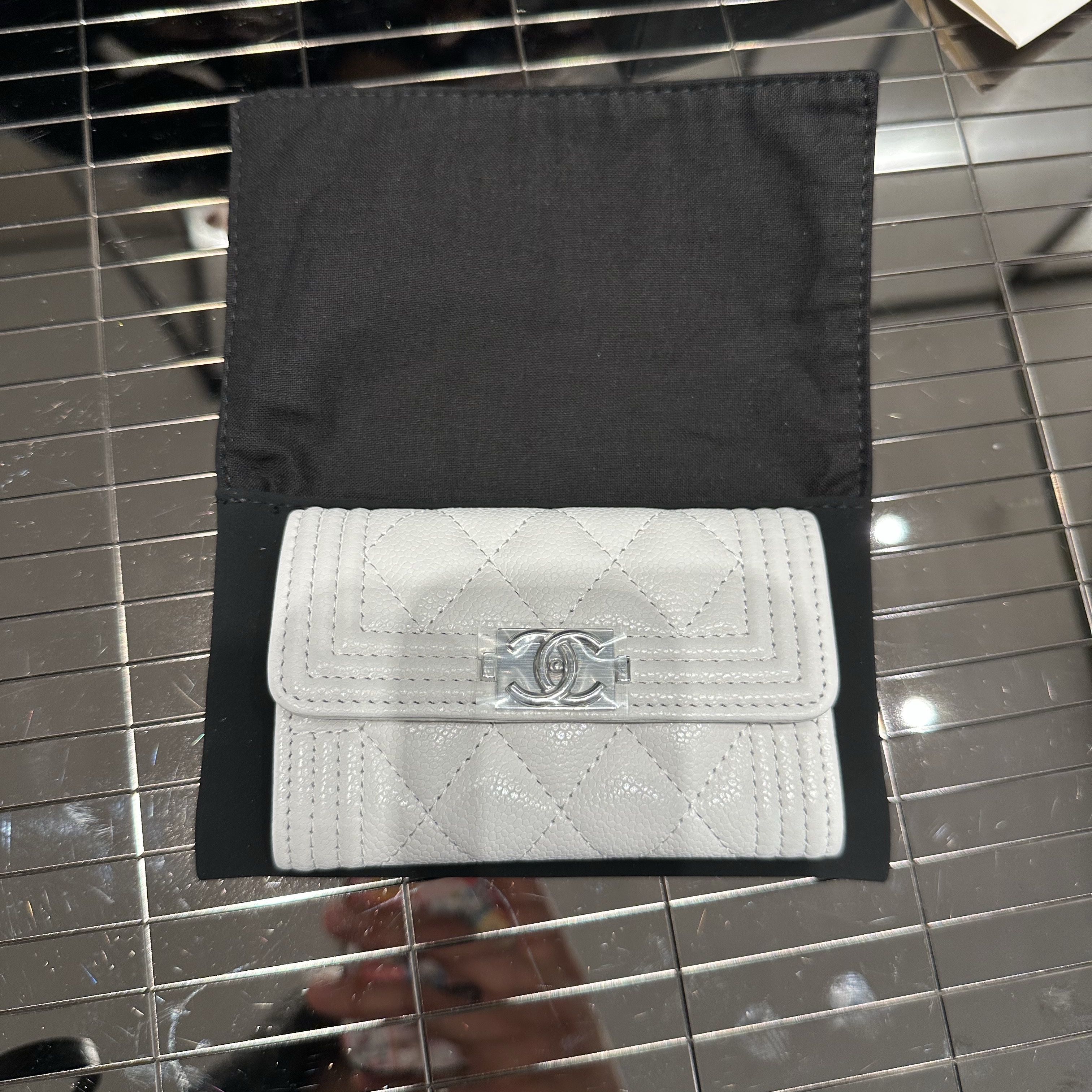 Chanel Boy Chanel Flap Card Holder Grained Calfskin & Gold White 착용 스타일 - 1