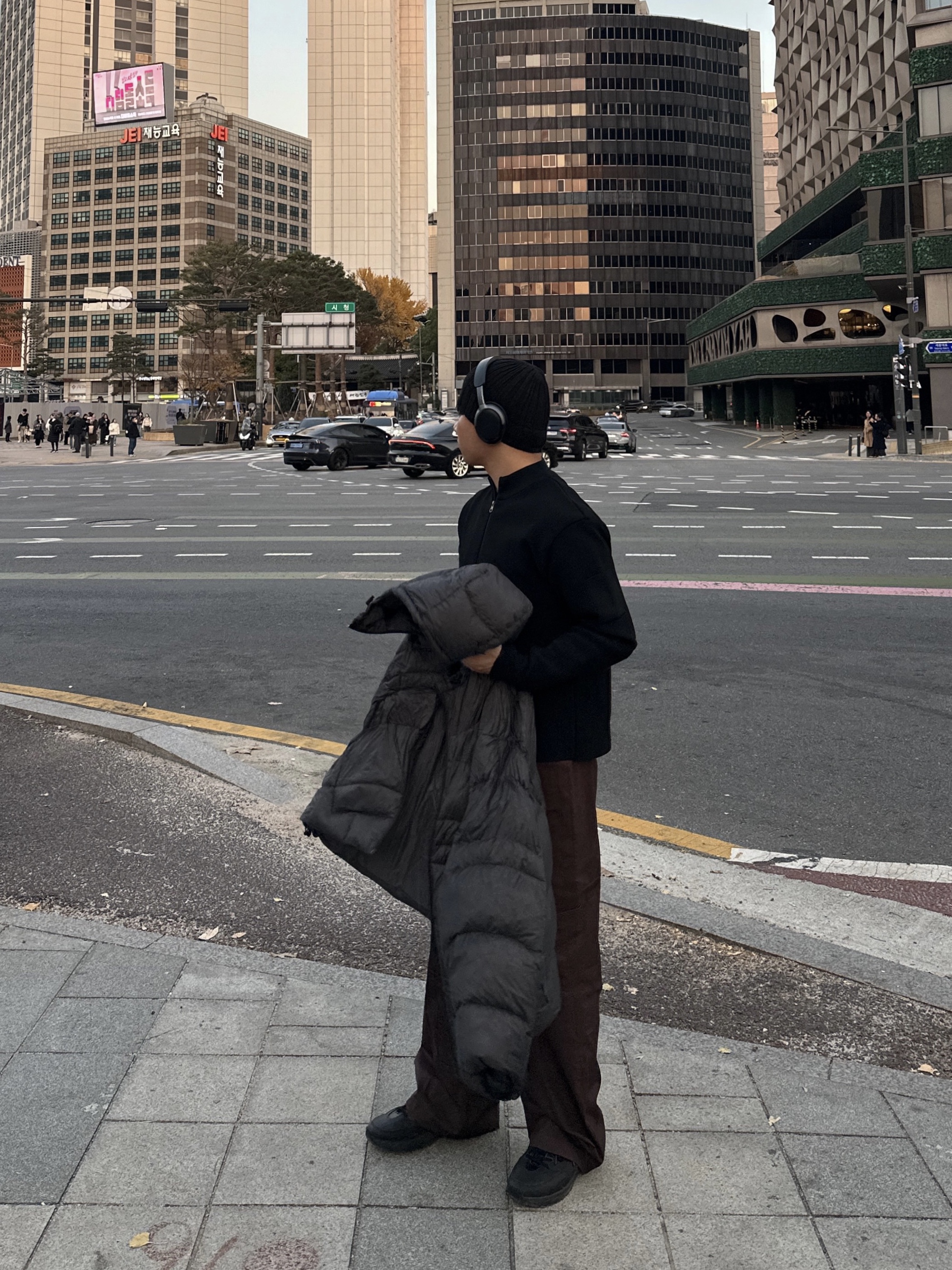 BOSE QC Ultra Black (Korean Ver.), Uniqlo 2-Way Utility Bag Gray 착용 스타일 - 1