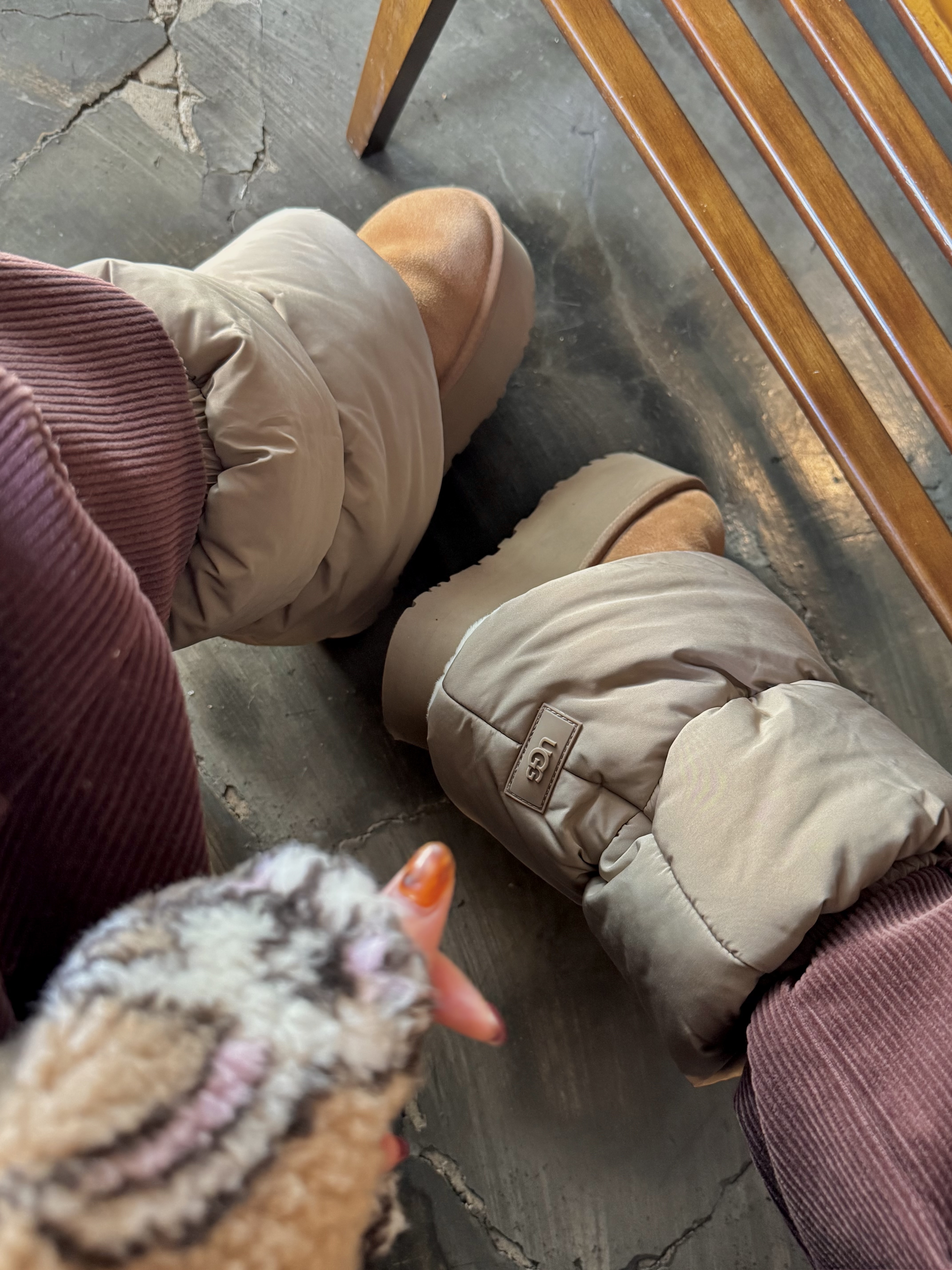(W) UGG Plushwarmer Amphora, (W) UGG Classic Ultra Mini Platform Boots Chestnut 착용 스타일 - 8