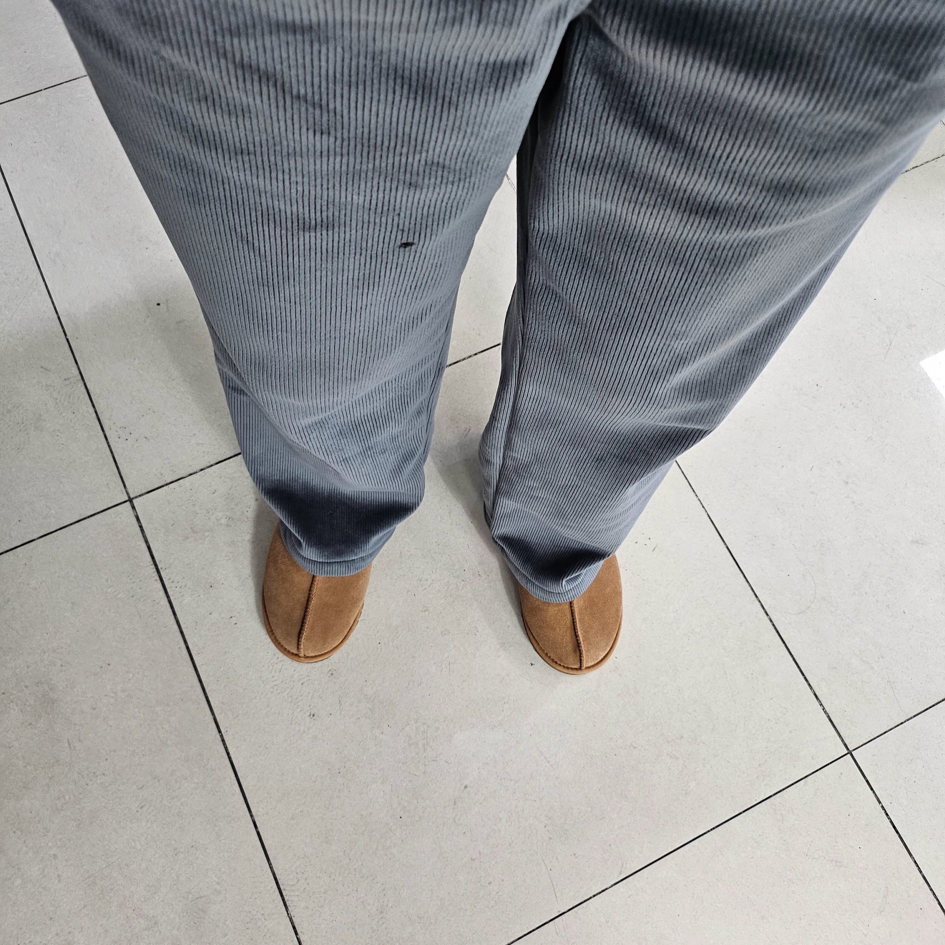 UGG Tasman Slipper Chestnut 착용 스타일