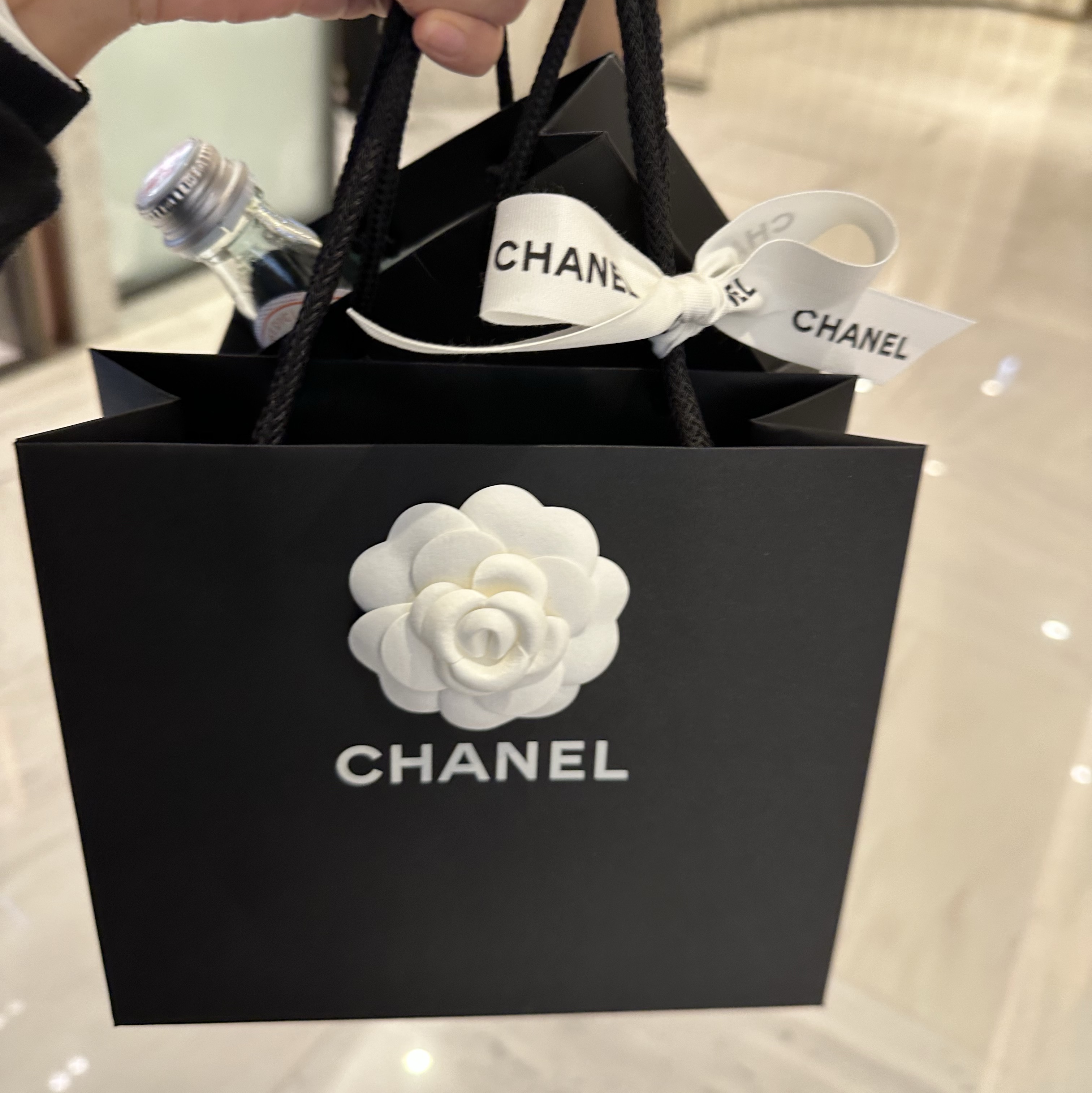 Chanel Boy Chanel Flap Card Holder Grained Calfskin & Gold White 착용 스타일 - 2
