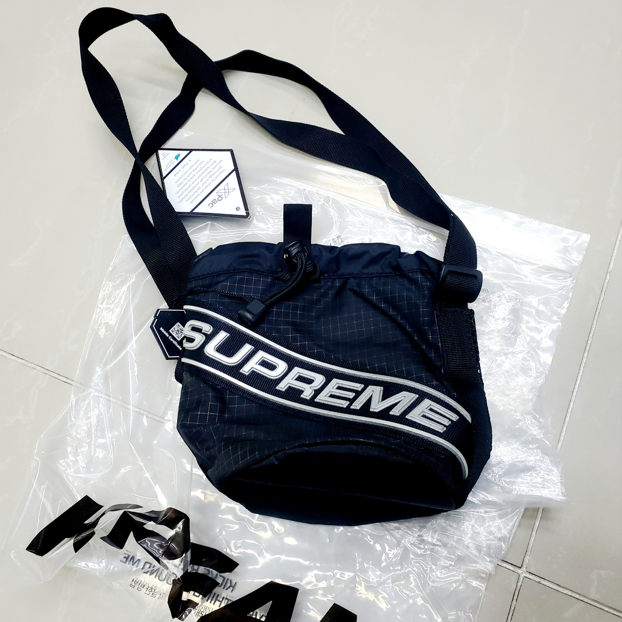 Supreme Small Cinch Pouch Black - 23FW 착용 스타일