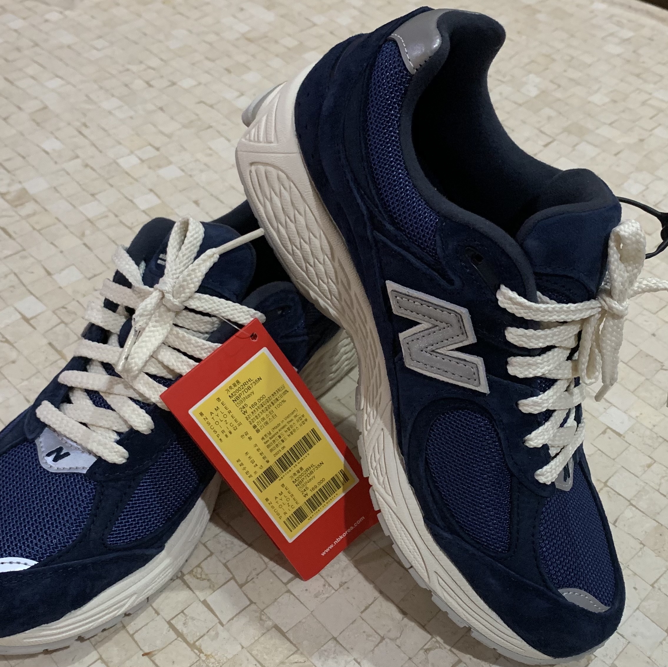 New Balance 2002R Special Vintage Navy 착용 스타일 - 1