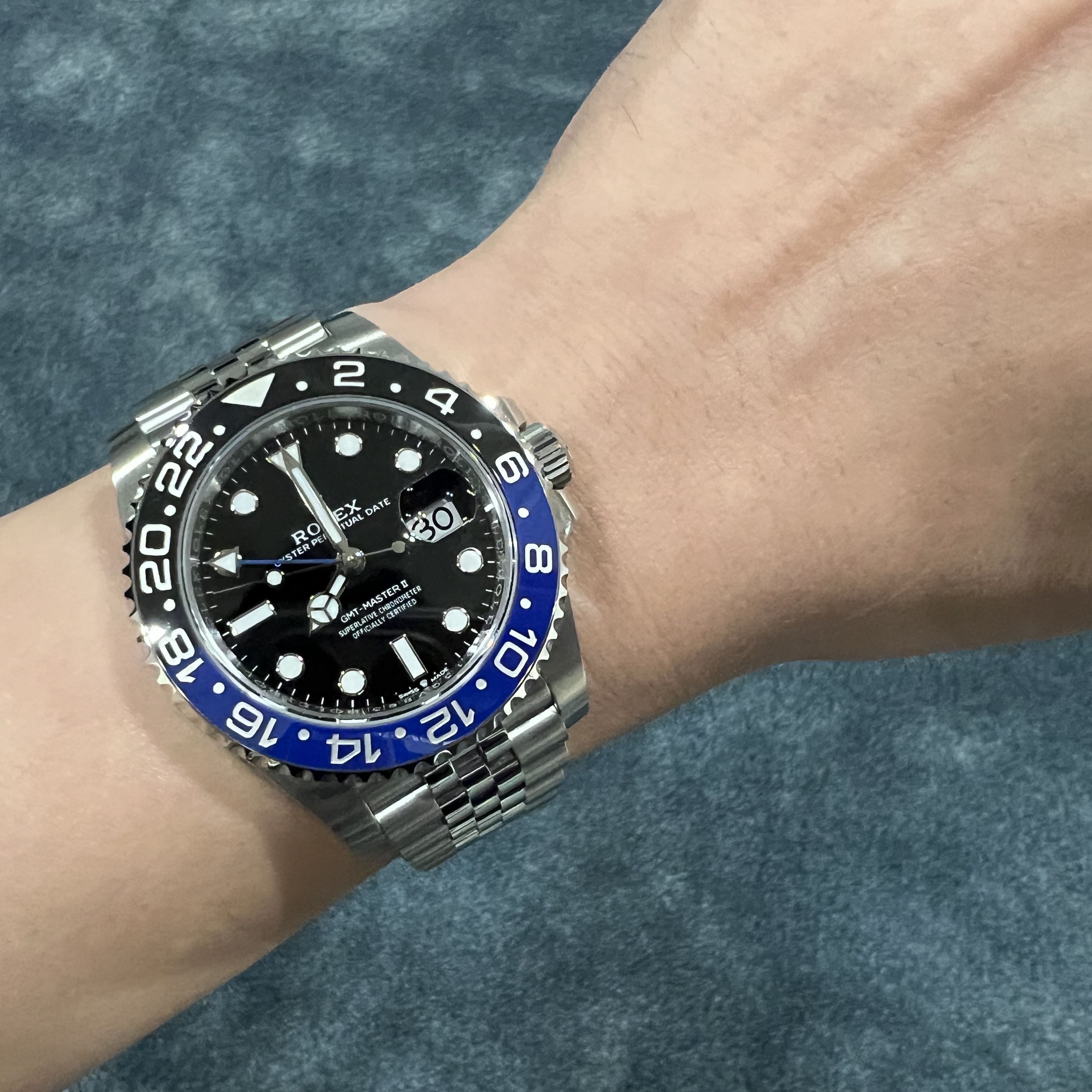 Rolex GMT-Master II 40mm 126710BLNR Black Jubilee 착용 스타일
