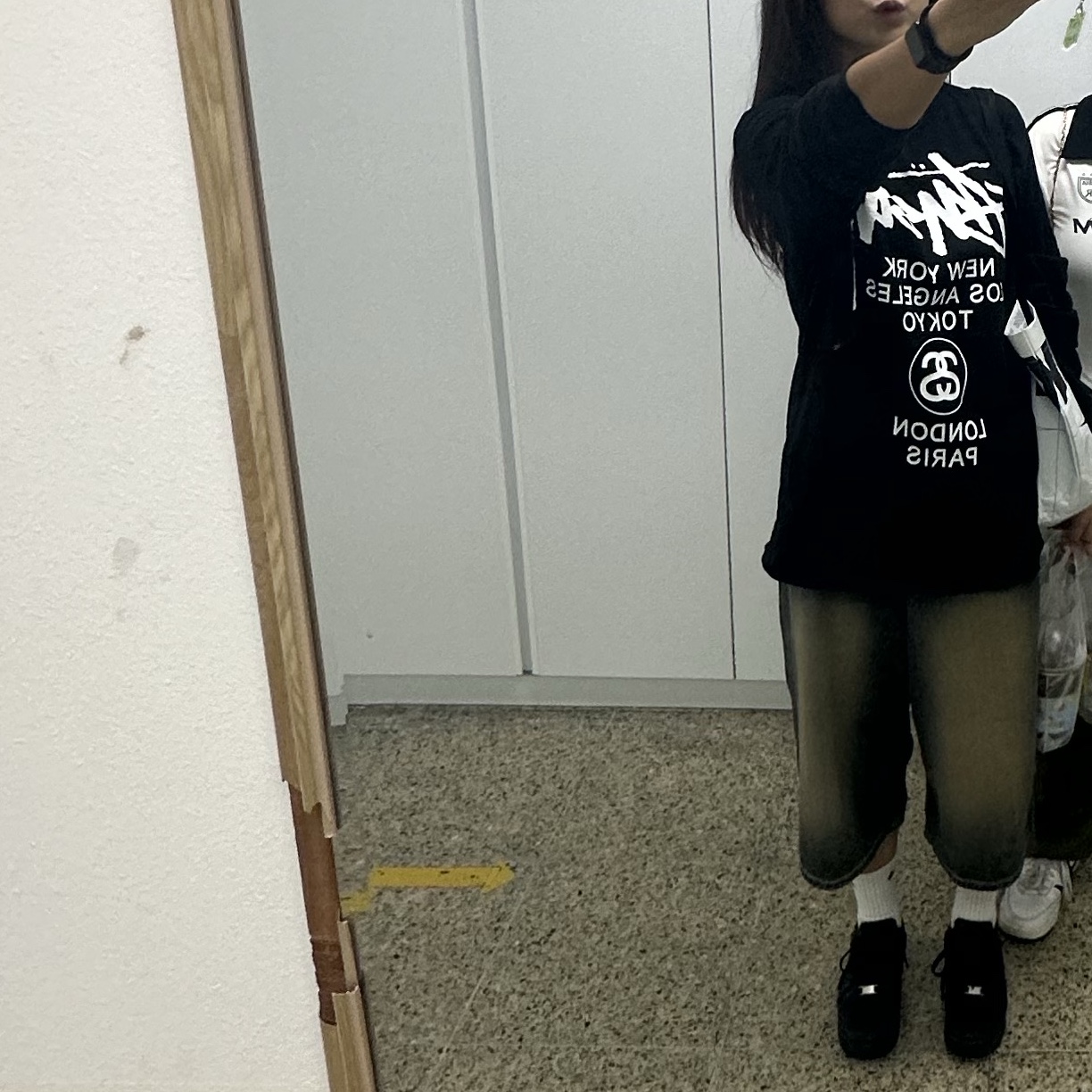 (W) Nike Air Force 1 '07 Low Triple Black, Stussy World Tour LS T-Shirt Black 2024 착용 스타일