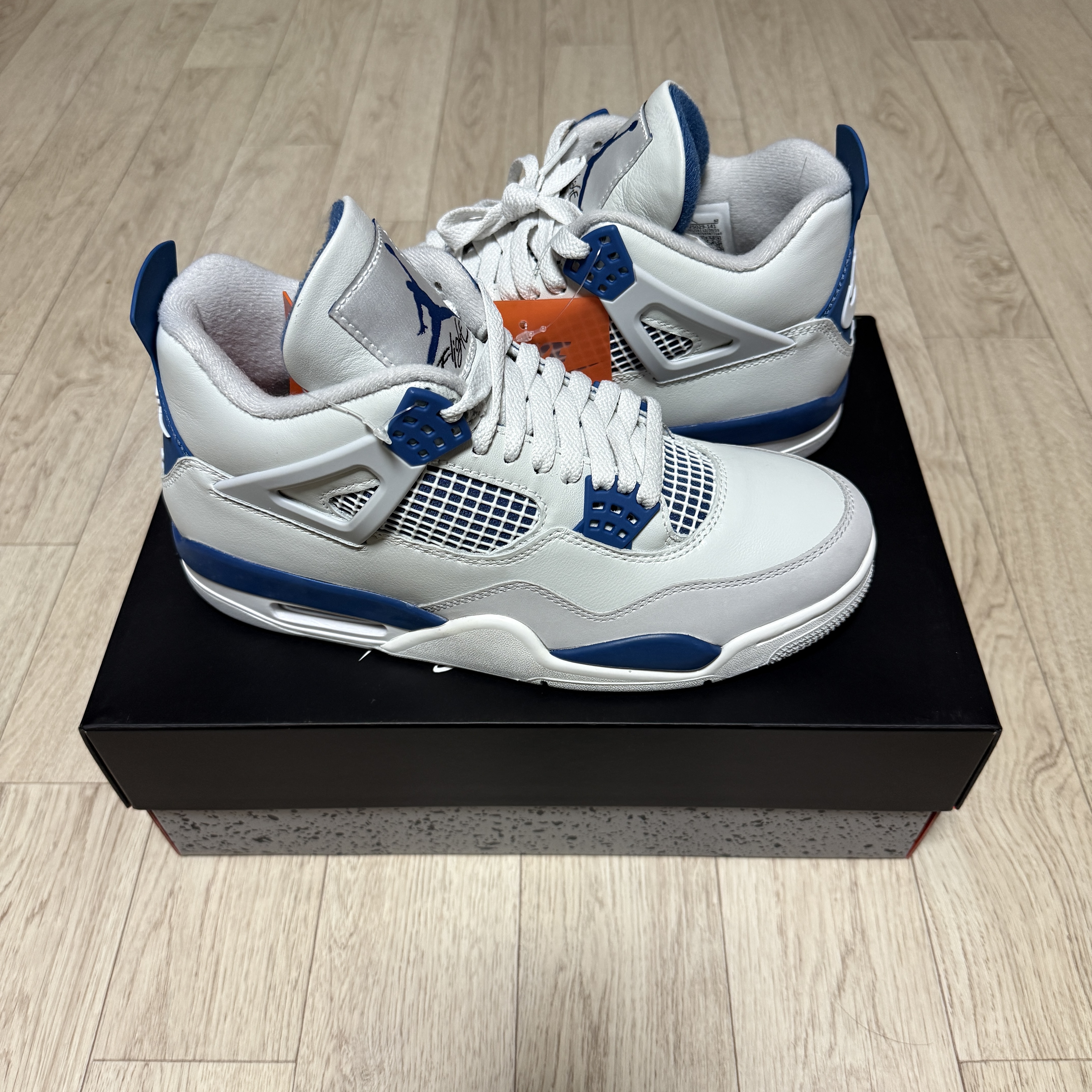 Jordan 4 Retro Industrial Blue 착용 스타일