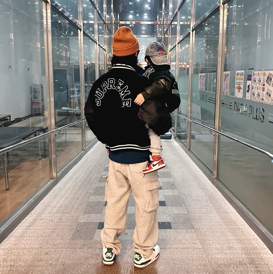 (TD) Jordan 1 Retro High OG Chicago 2022, Supreme Tiger Varsity Jacket Black - 23FW 착용 스타일