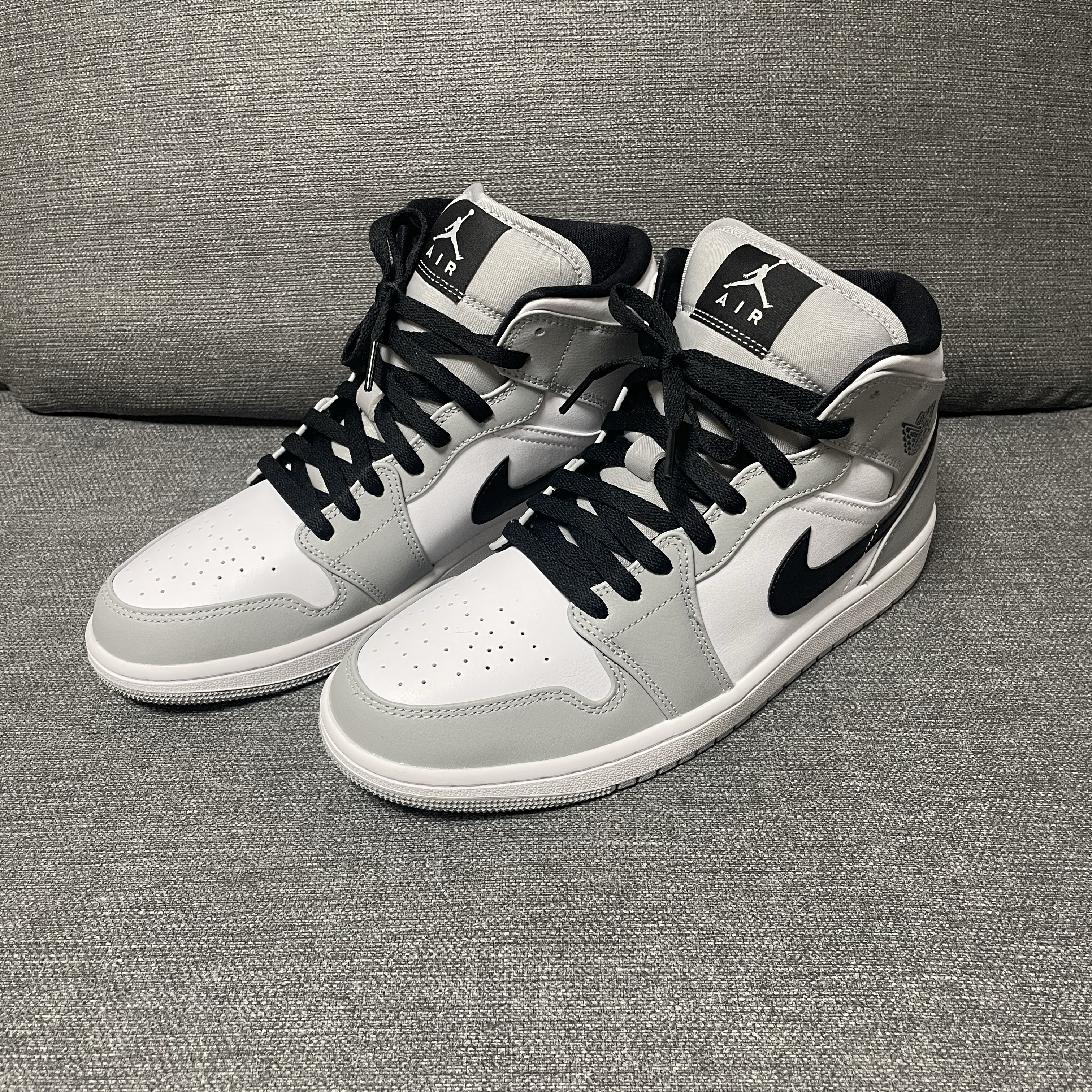Jordan 1 Mid Light Smoke Grey 착용 스타일 - 4