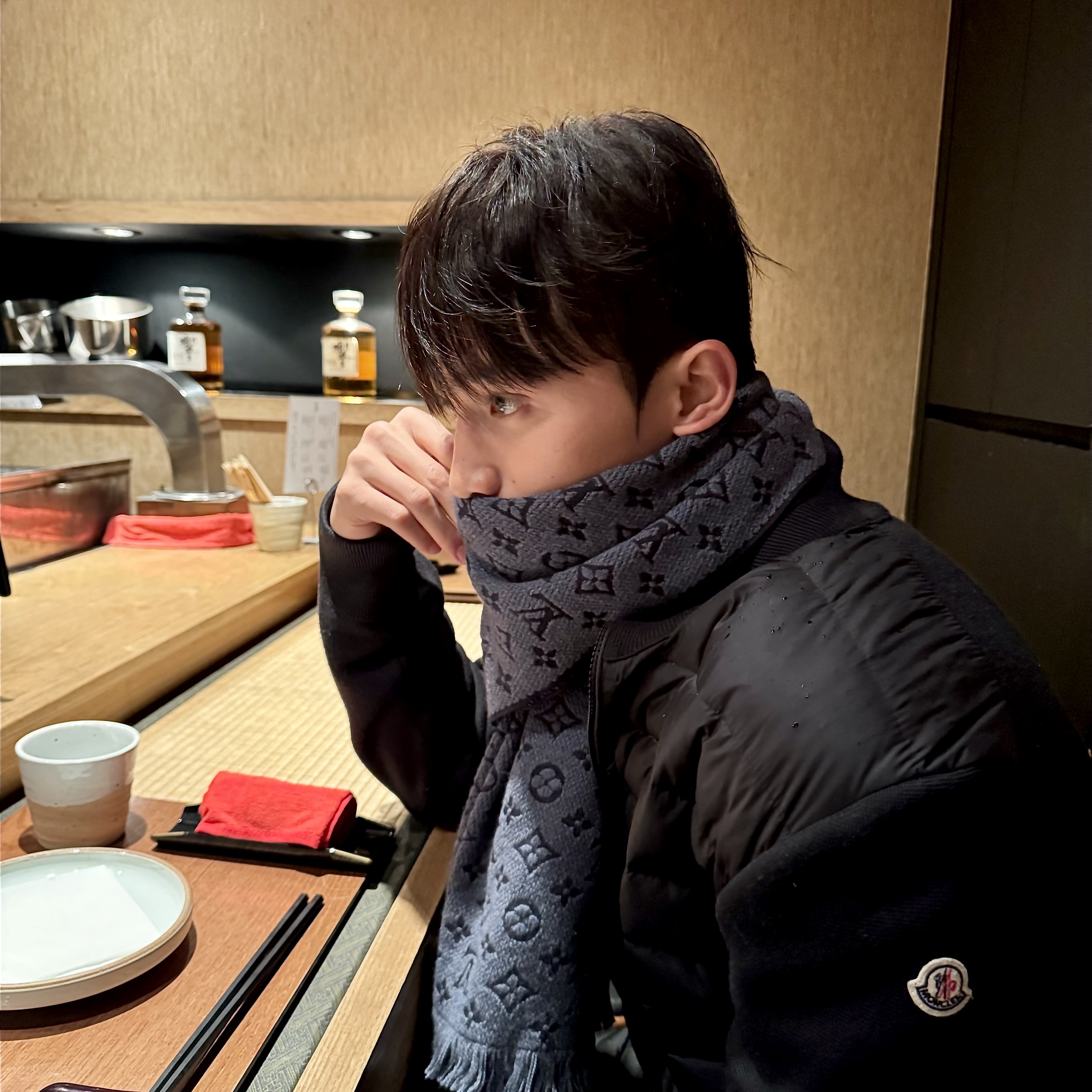 Moncler Padded Wool Cardigan Black - 24FW, Louis Vuitton Monogram Classic Muffler Navy Blue 착용 스타일 - 1