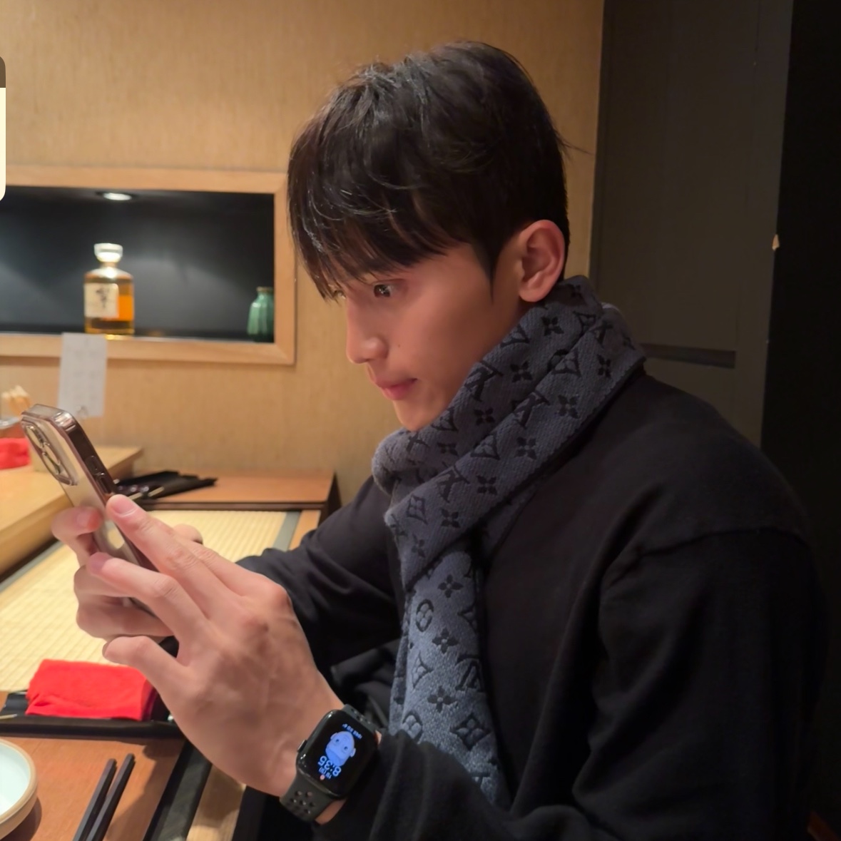 Moncler Padded Wool Cardigan Black - 24FW, Louis Vuitton Monogram Classic Muffler Navy Blue 착용 스타일 - 3