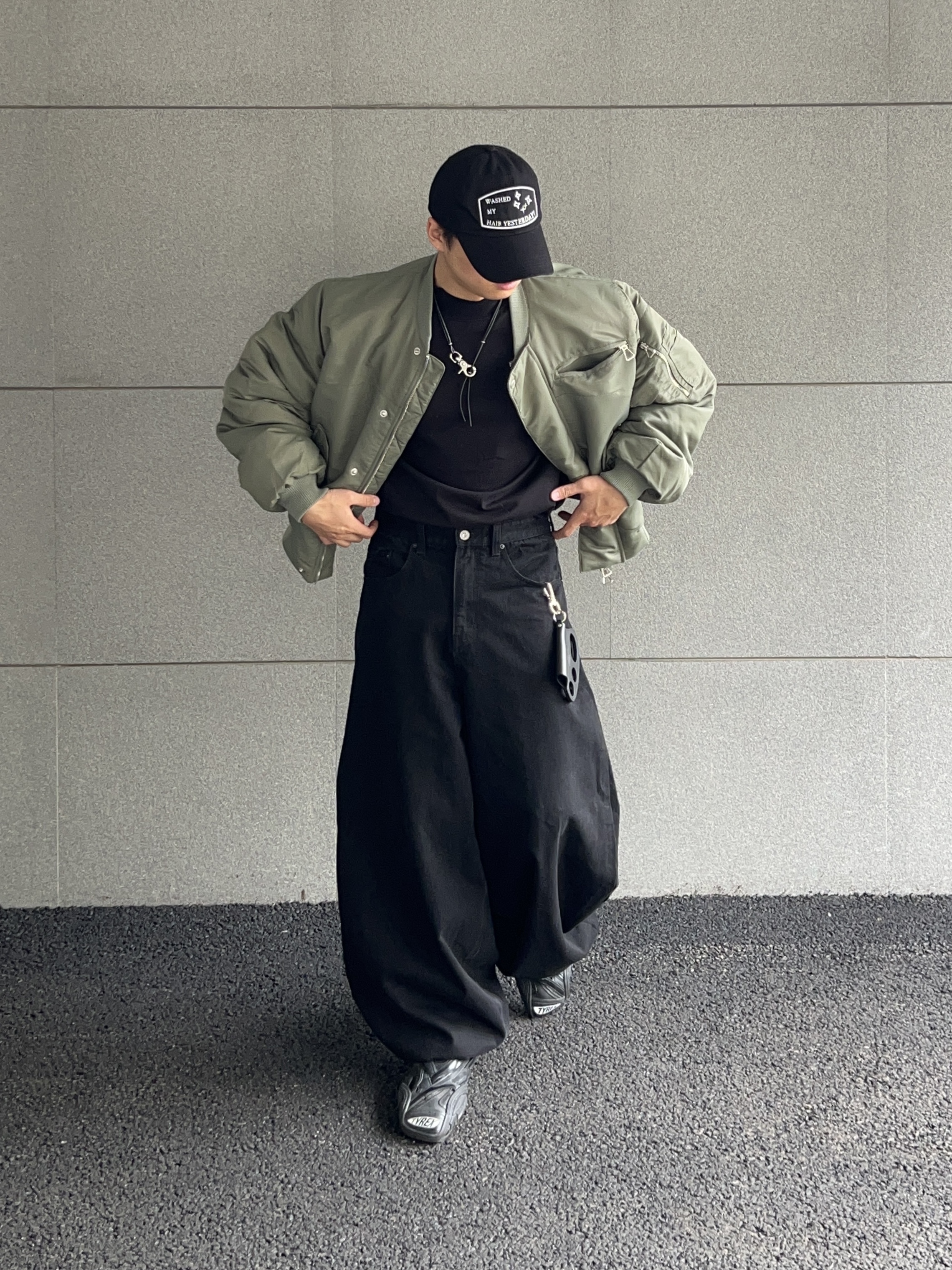 Balenciaga Tyrex Sneakers Black 착용 스타일