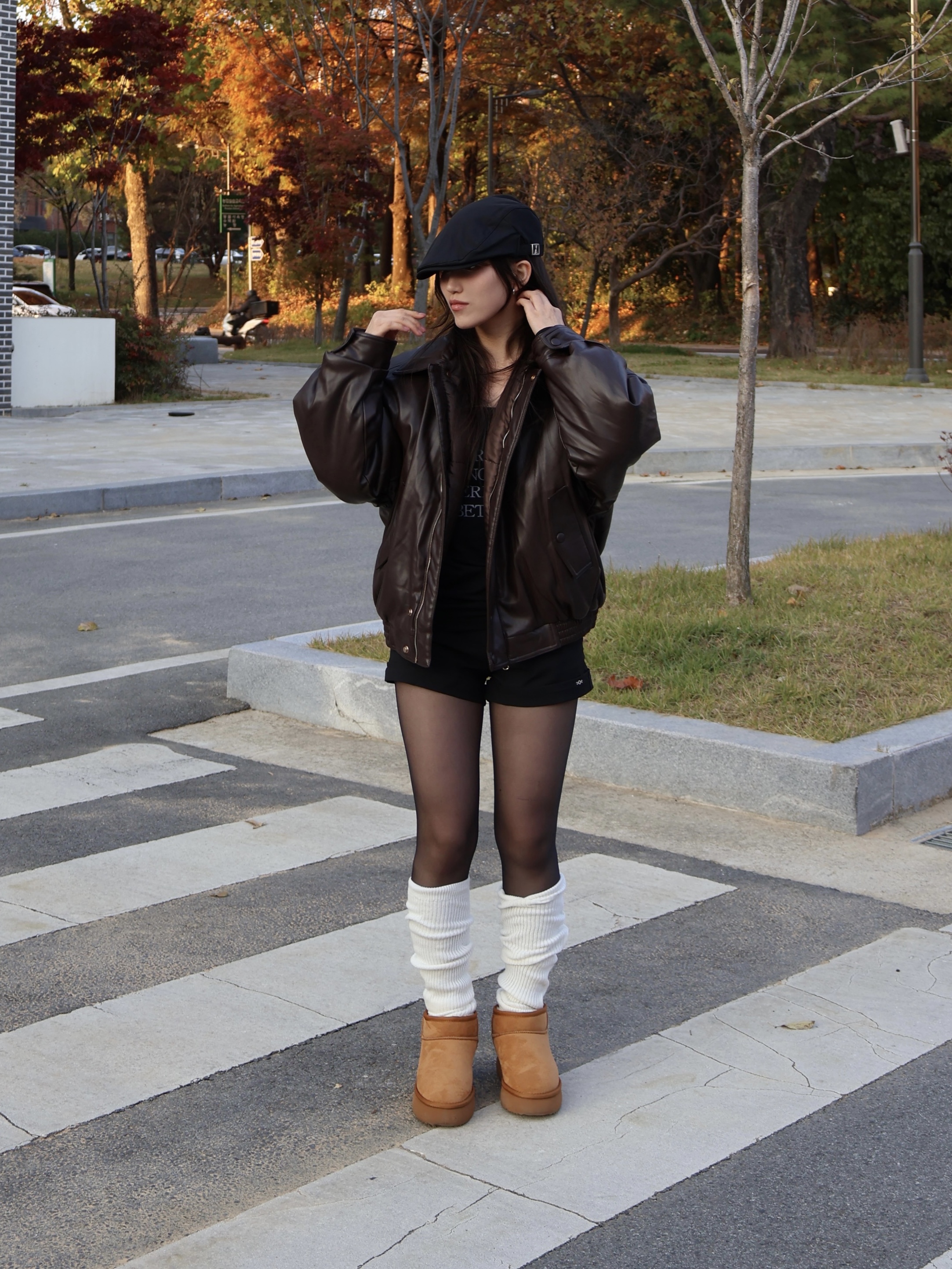 (Kids) UGG Classic Ultra Mini Boots Chestnut, Aeae Leather Hunting Cap Black 착용 스타일 - 3