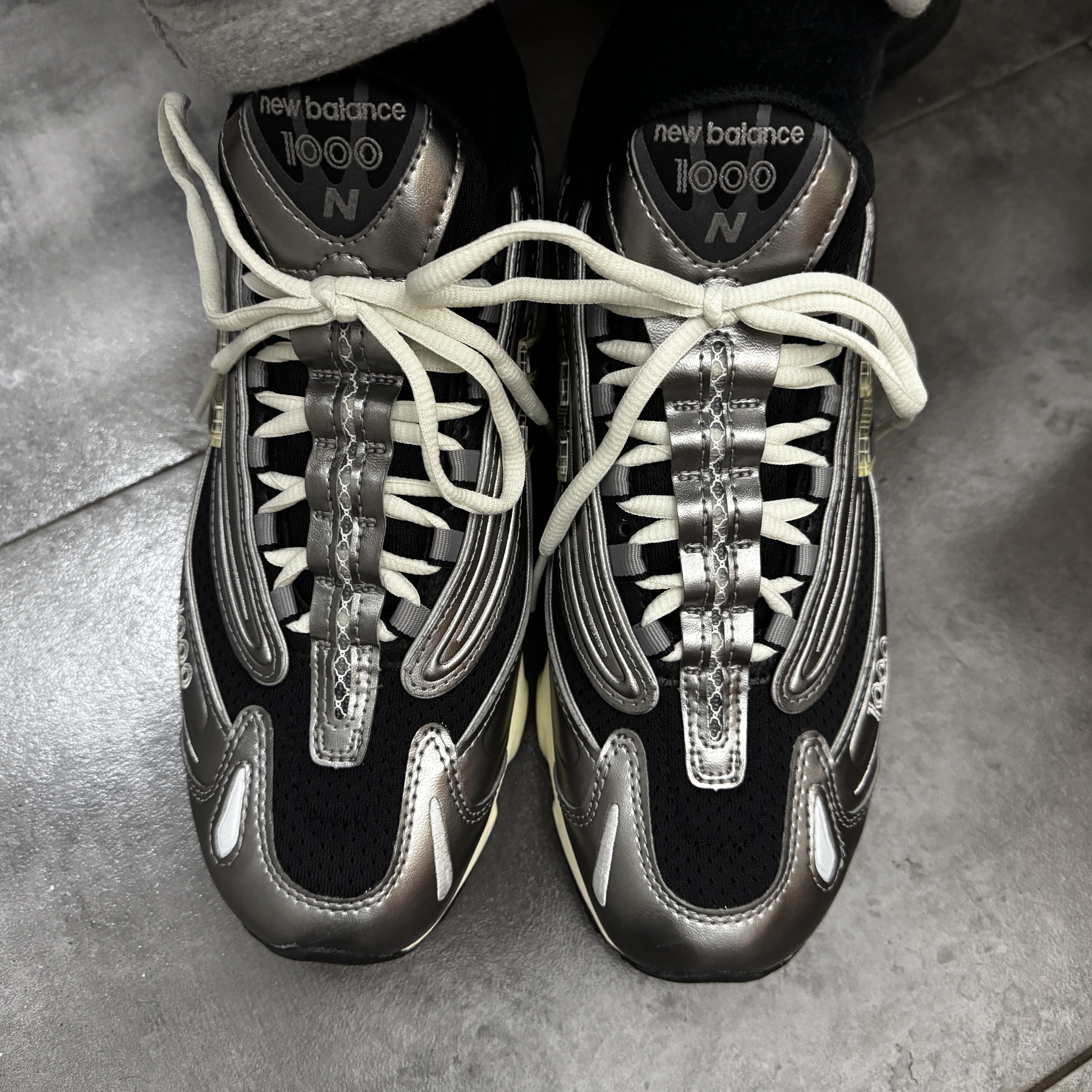 New Balance 1000 Silver Metallic Black 착용 스타일 - 2