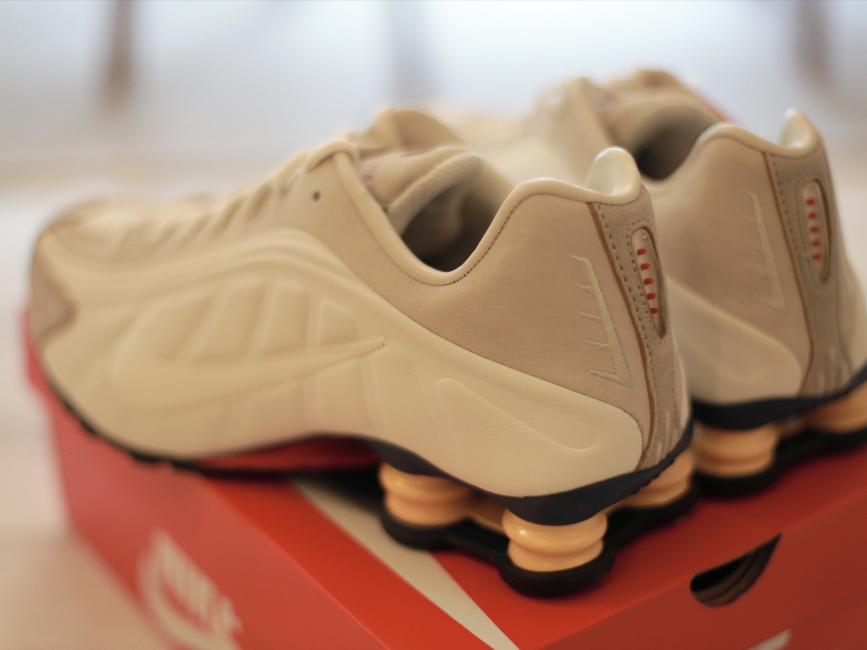 Nike Shox R4 PRM Light Iron Ore and Phantom 착용 스타일 - 3