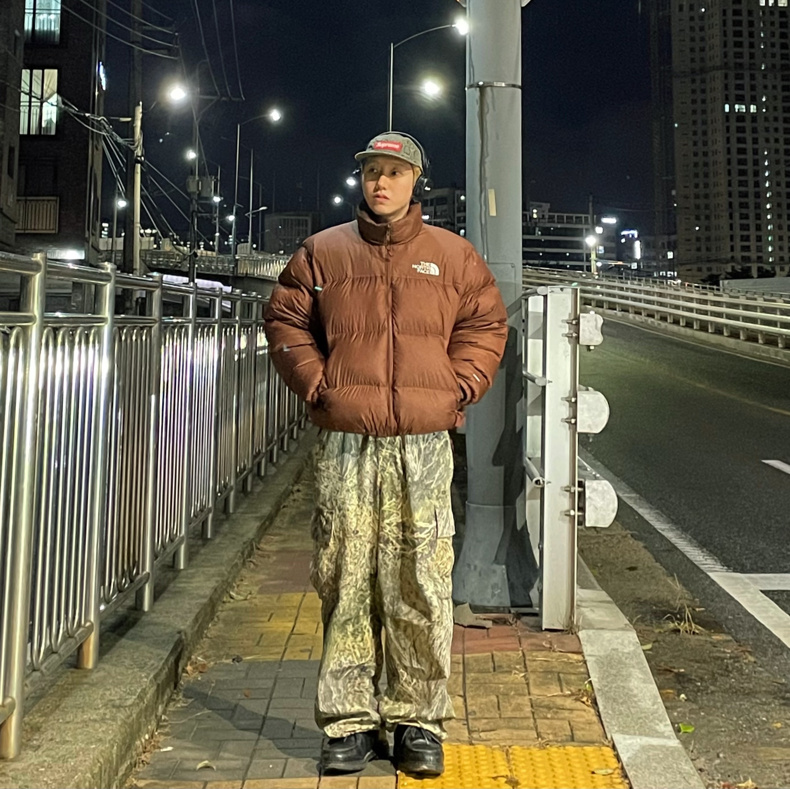 The North Face 1996 Retro Nuptse Jacket Dark Oak, Supreme Washed Chino Twill Camp Cap Snake - 24SS 착용 스타일 - 2