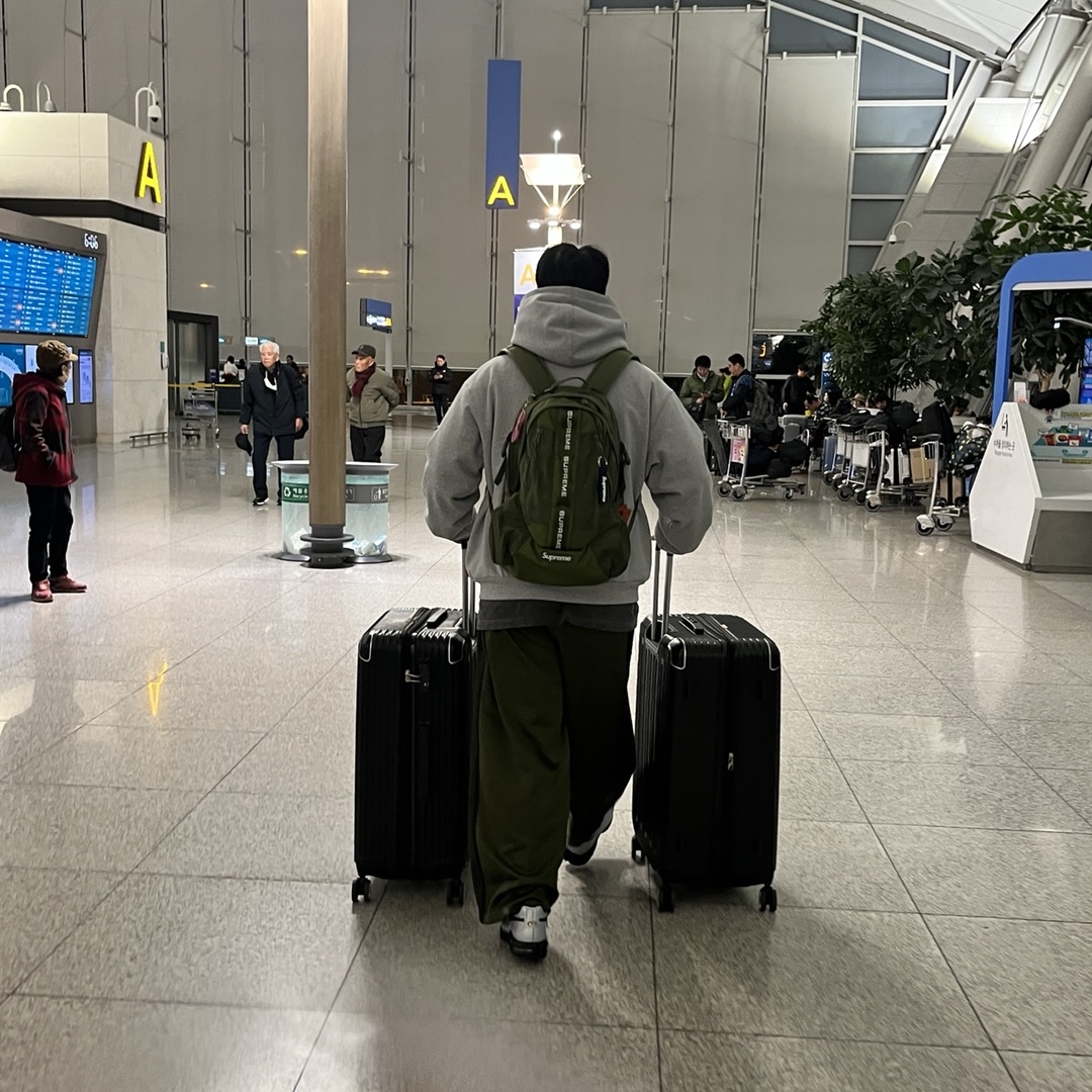 Supreme Backpack Olive - 22FW, Nike Air Max Plus TNPO Wolf Grey and Black 착용 스타일