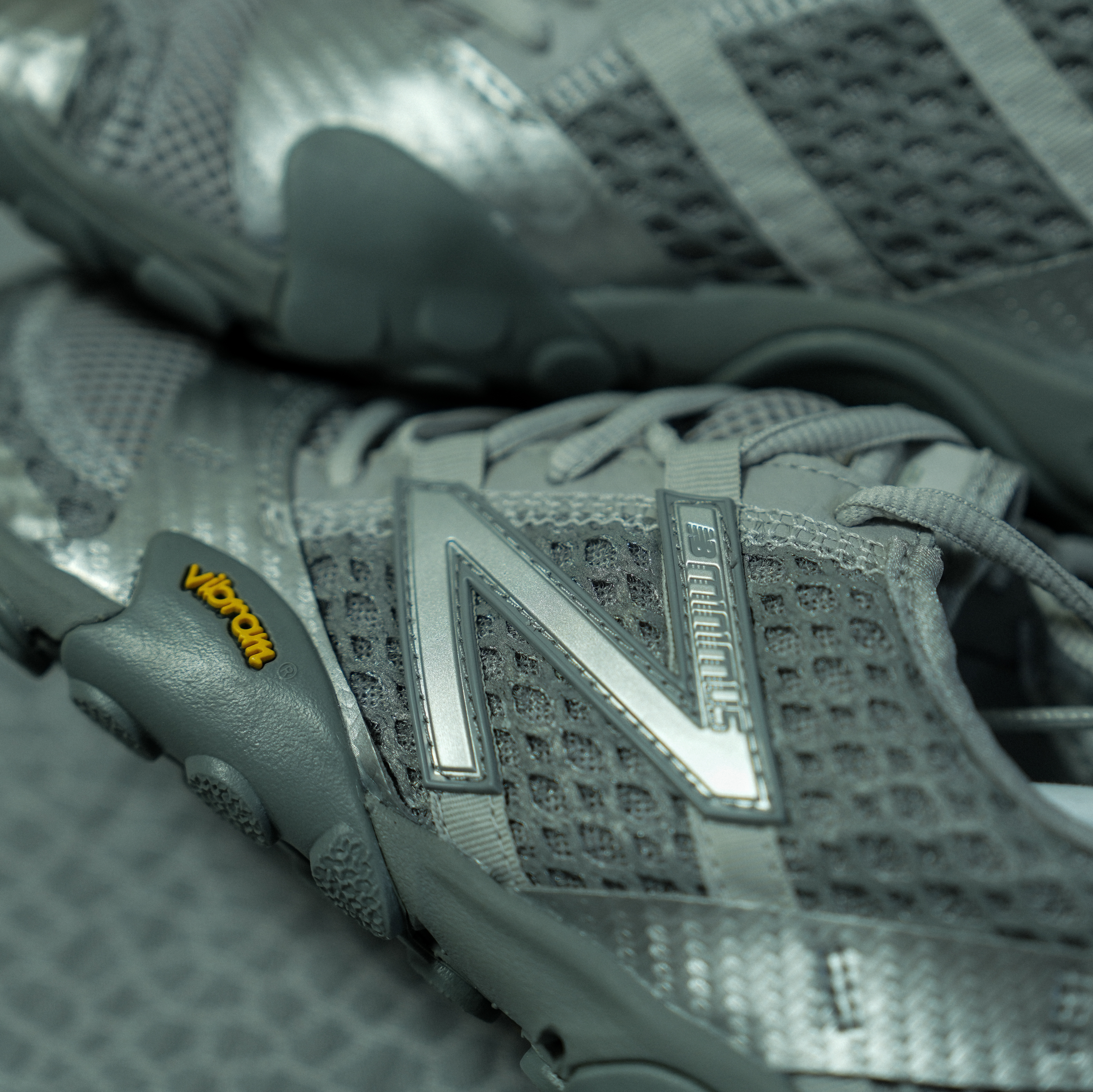New Balance Minimus MT10O Slate Grey Silver Metallic 착용 스타일