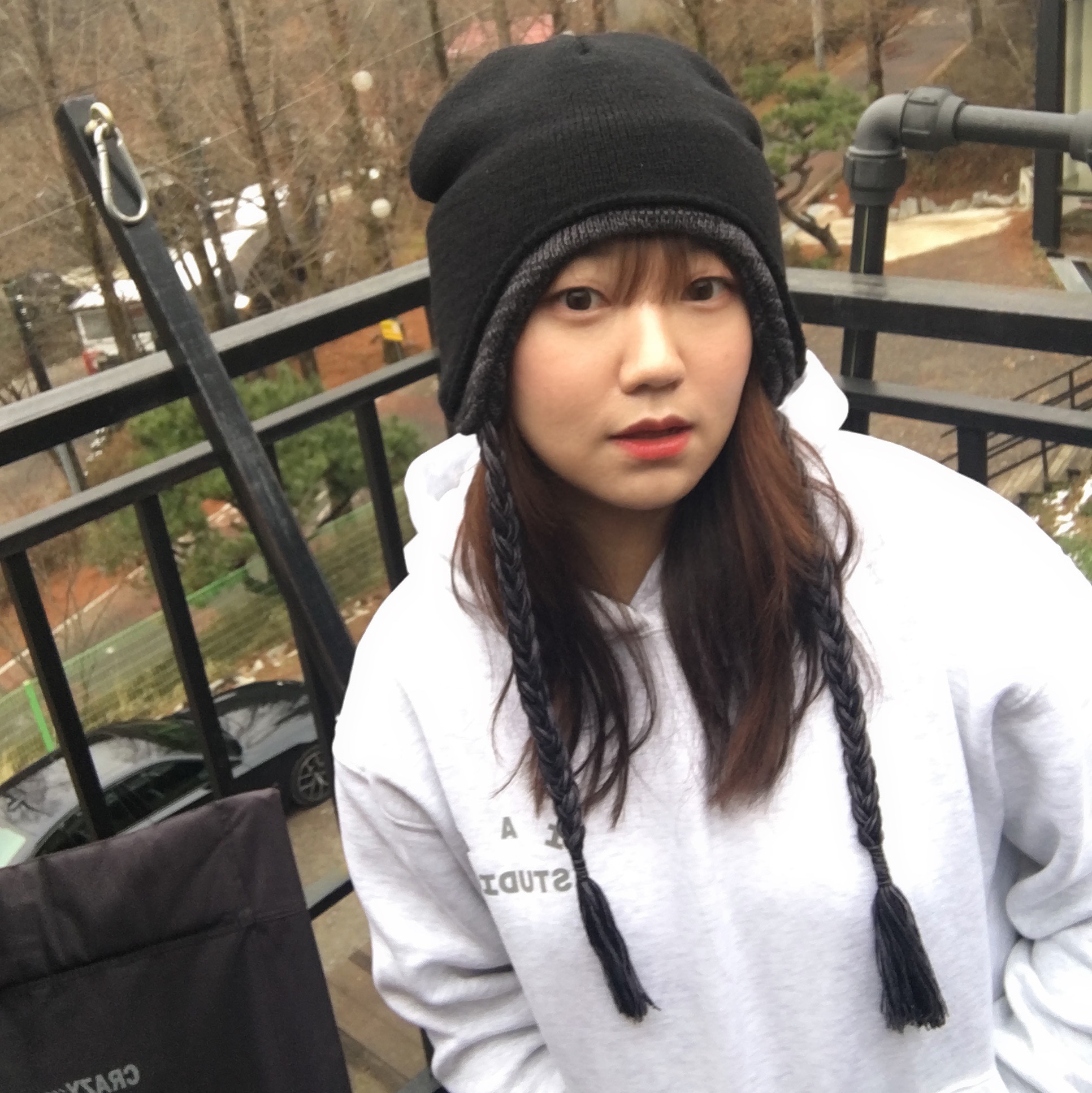 IAB Studio Hoodie Light Gray 착용 스타일